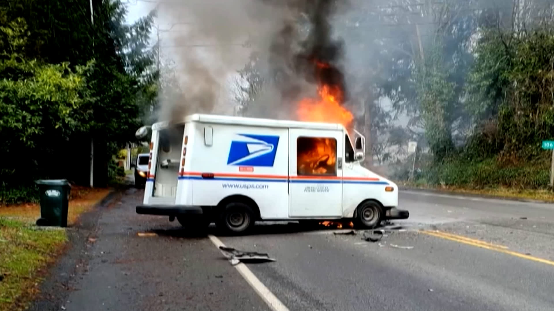 قبل انفجارها بثوانٍ.. شاهد ما فعلته امرأة لإنقاذ سائق عالق داخل سيارة مشتعلة