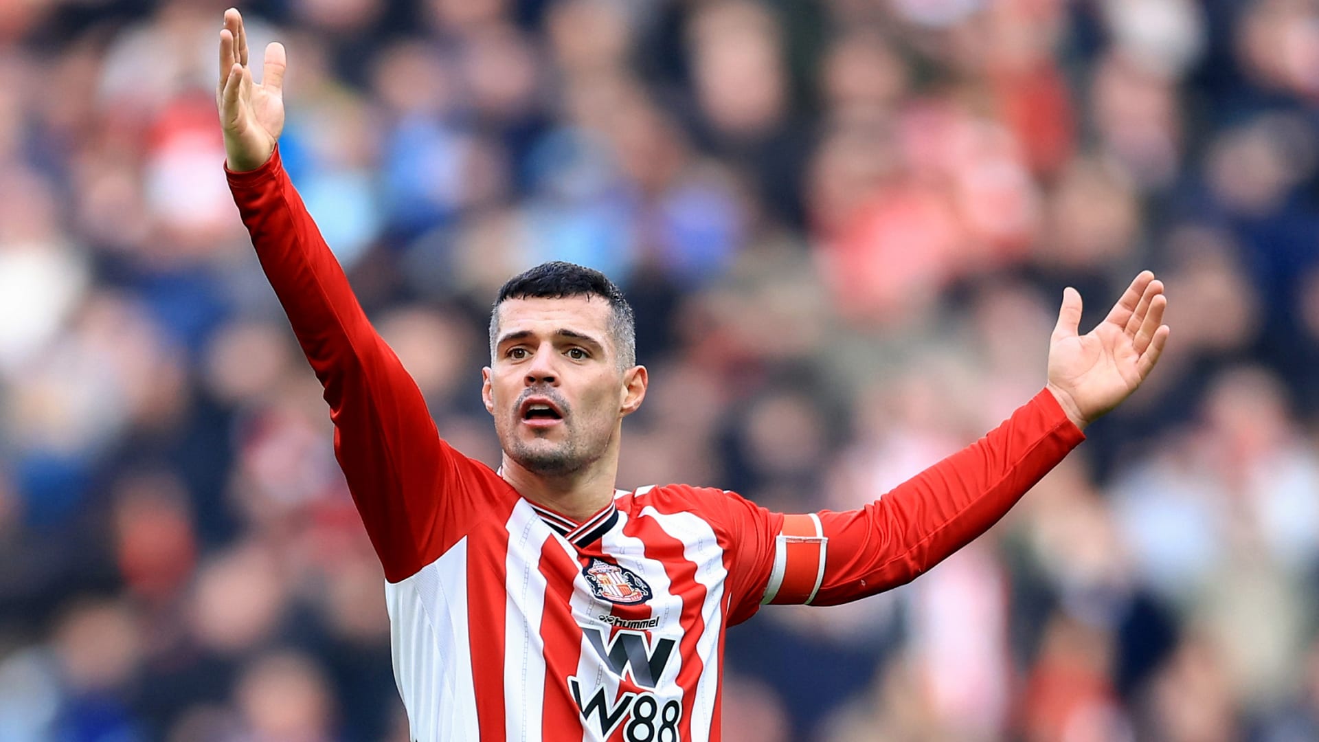 مشادة بين غرانيت تشاكا وجماهير وست هام خلال مباراة في البريميرليغ