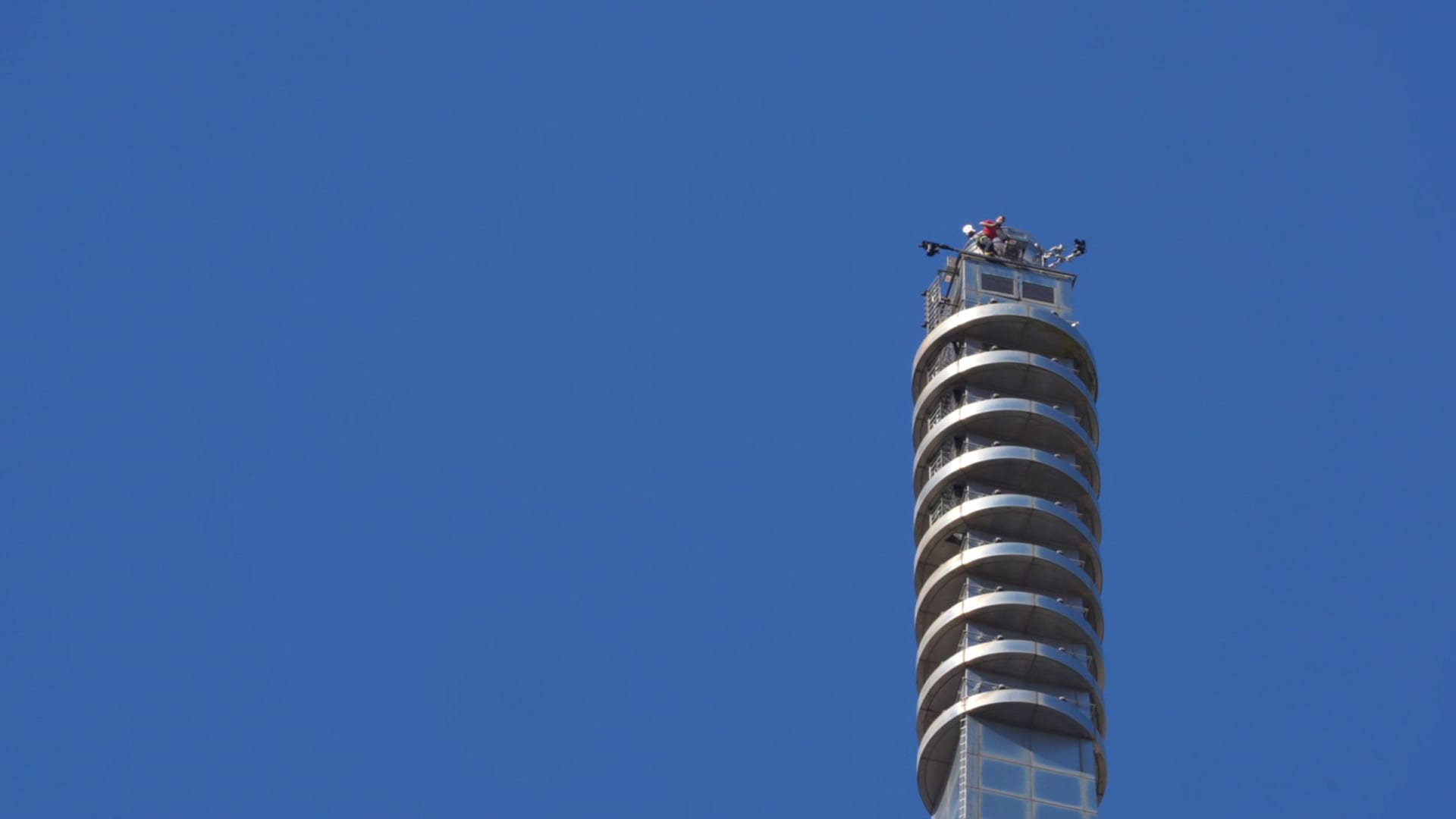 لحظة وصول المتسلق أليكس هونولد إلى قمة ناطحة سحاب تايبيه.. بعد تأجيلها بسبب الأمطار