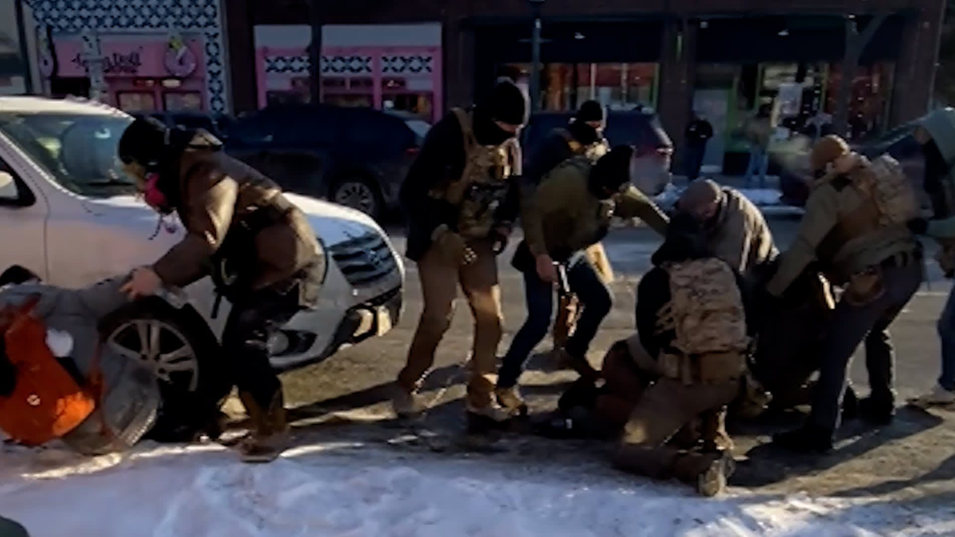 تحليل: هل يتطابق فيديو إطلاق النار على أليكس بريتي مع وصف وزيرة الأمن الداخلي بأمريكا؟