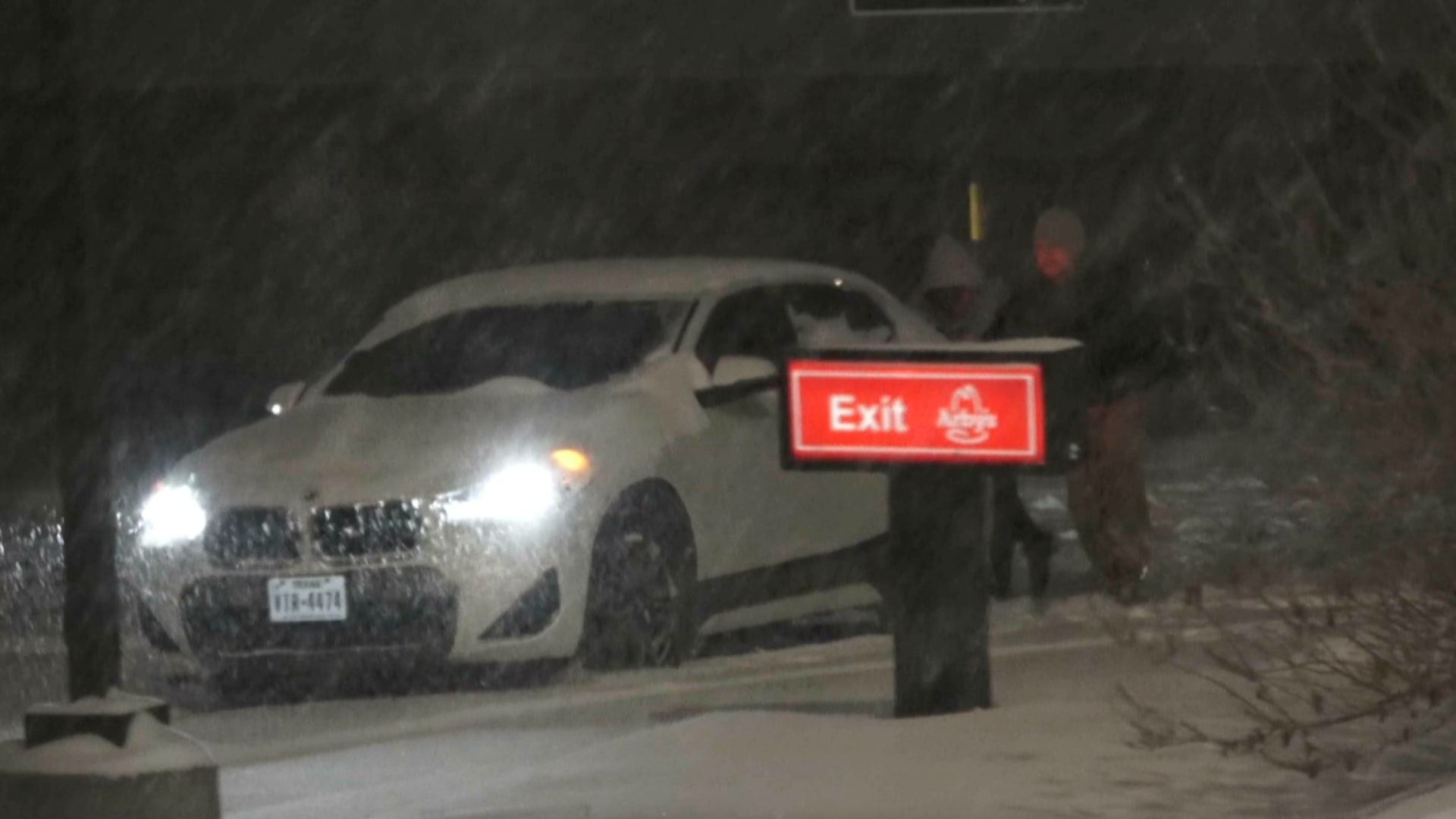 شاهد.. سكان تكساس يقدمون المساعدة في دفع السيارات العالقة بالثلوج