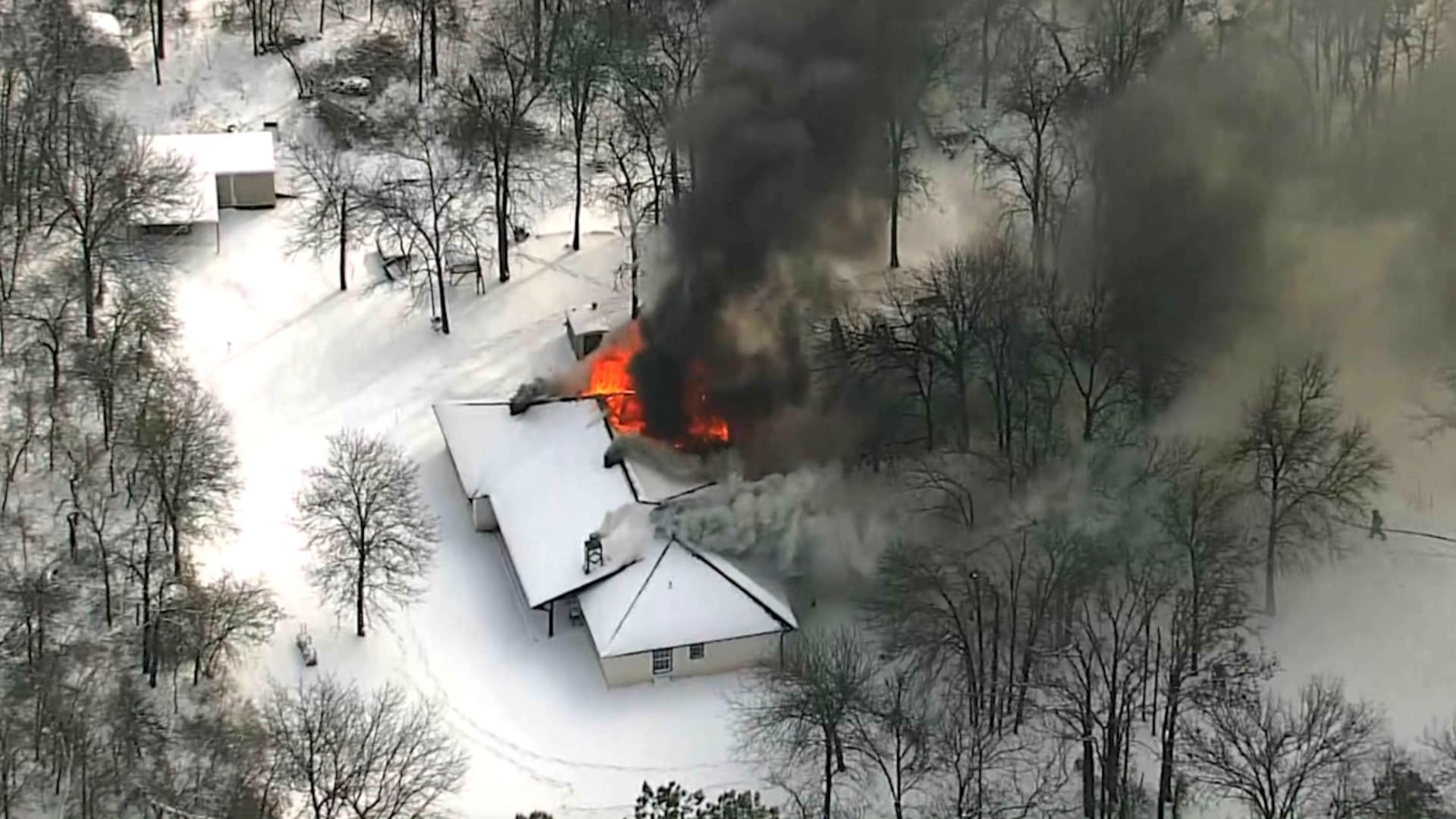 شاهد.. حريق يلتهم منزلًا في أوكلاهوما بأمريكا وسط هبوب عاصفة شتوية