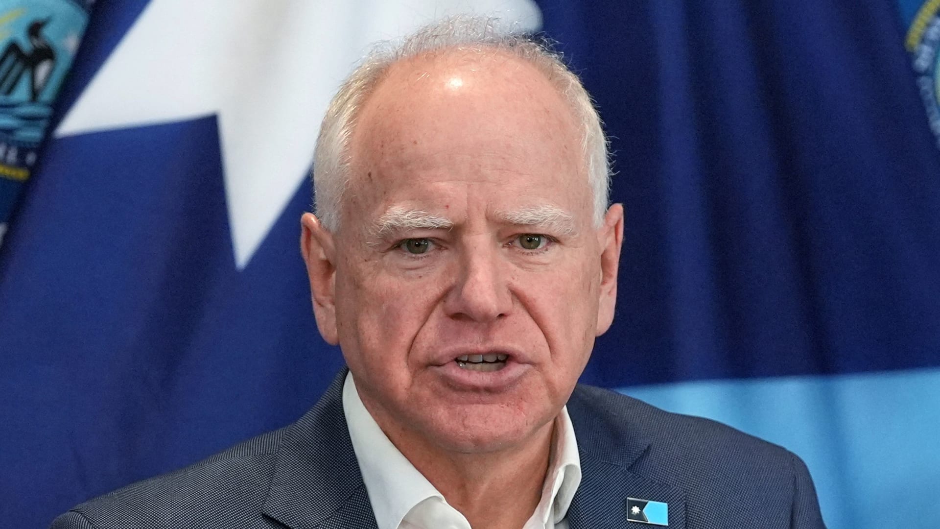 حاكم مينيسوتا برسالة للأمريكيين حول مقتل رجل برصاص عملاء فيدراليين: هذه نقطة تحول