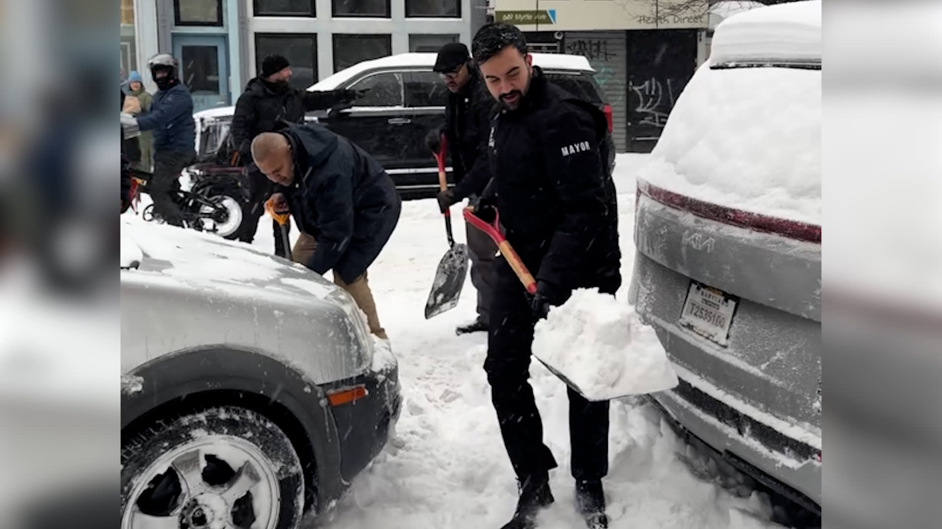 زهران ممداني يزيل الثلج من أمام سيارة عالقة بالثلج.. ونيويورك تستمتع باللعب بالثلوج