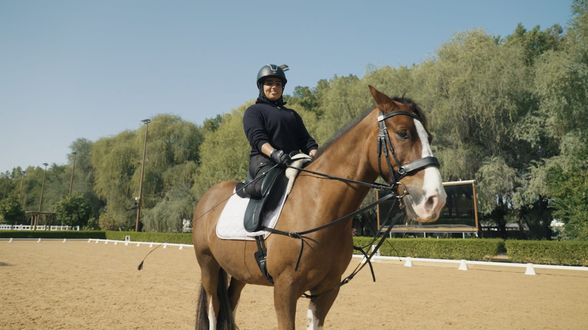 من الخيال إلى الواقع.. فارسة إماراتية تتحدى إعاقتها الجسدية بشغفها في الخيول