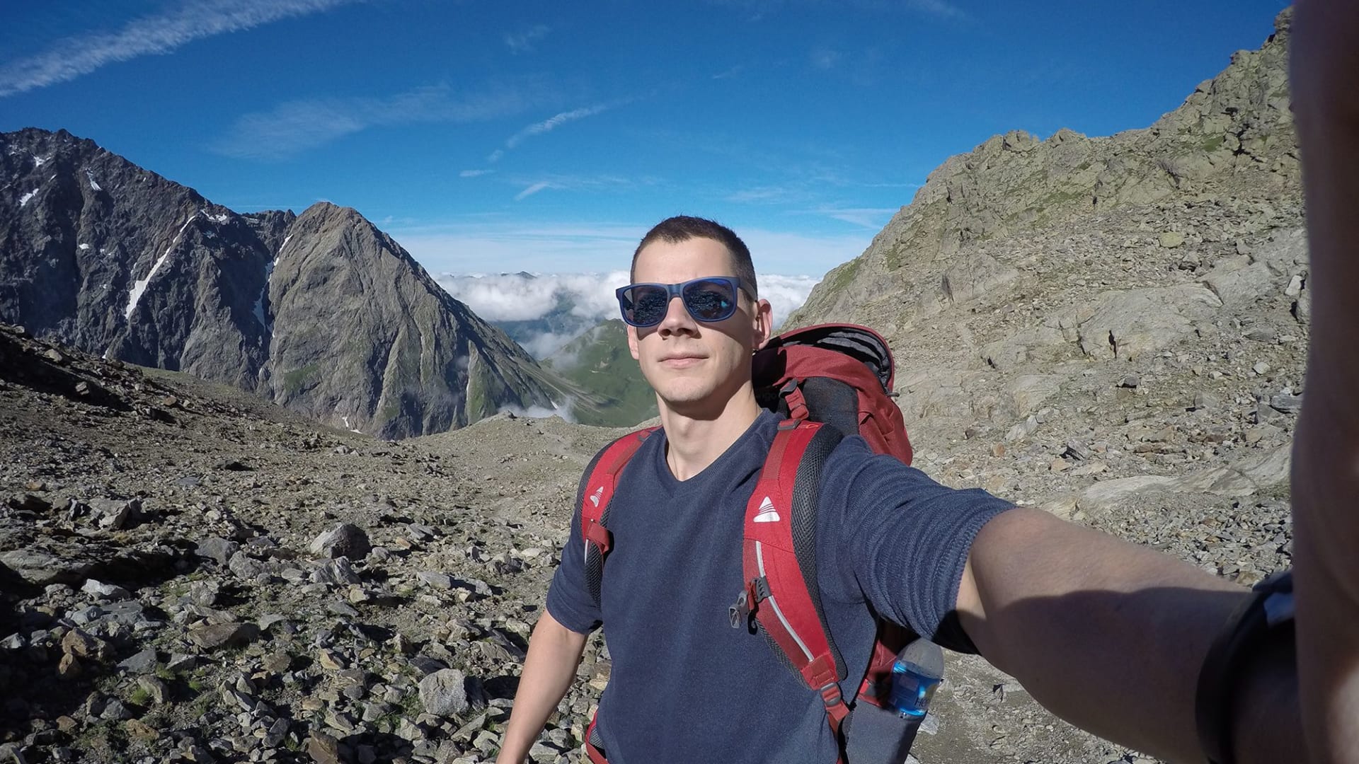 كيف أنقذ متسلق أبًا وابنه من سقوط قاتل على أعلى قمة في جبال الألب؟