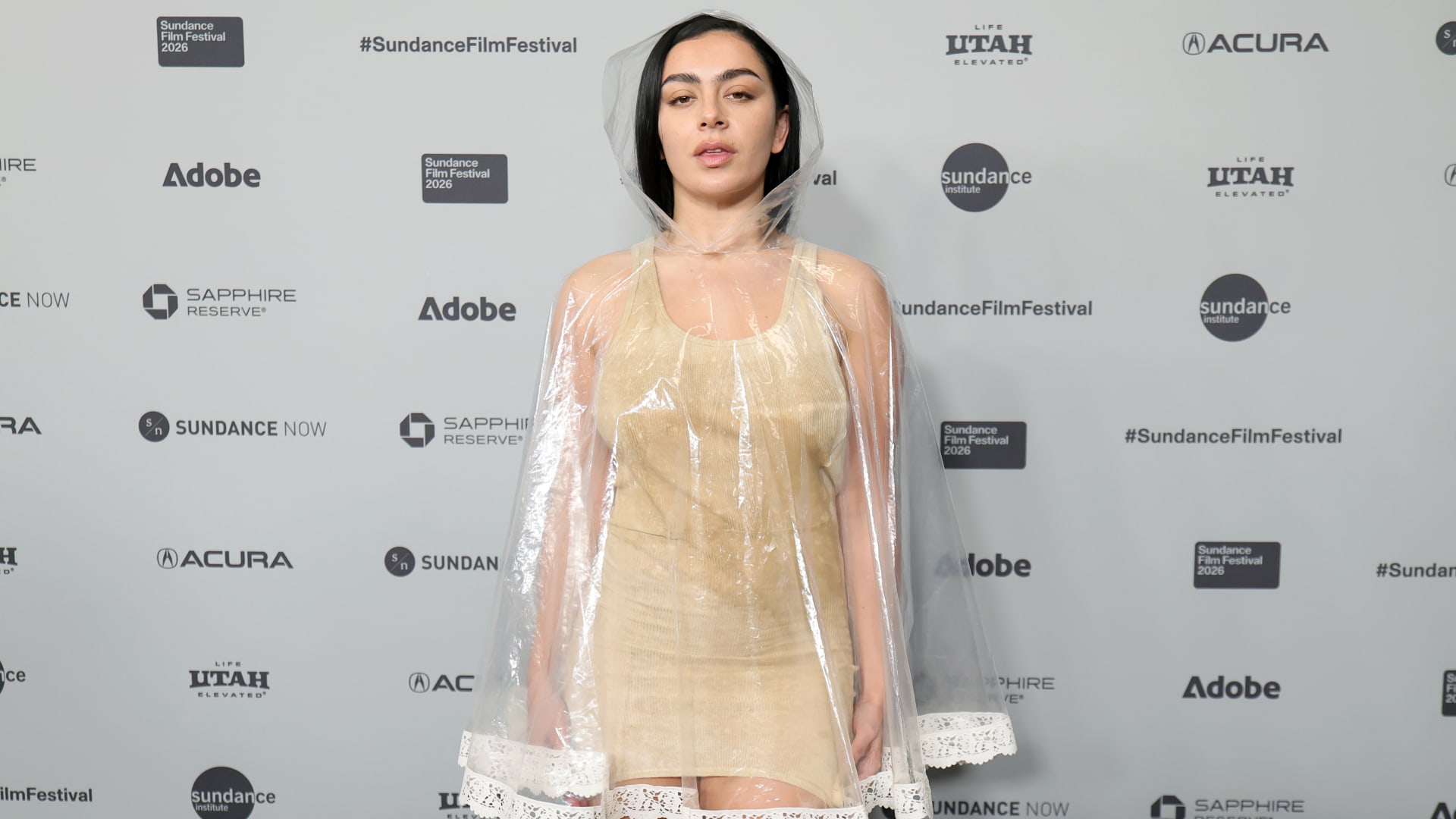 معطف بلاستيكي وحذاء مفتوح الأصابع.. إطلالات غريبة للمشاهير على السجّادة الحمراء في مهرجان صندانس السينمائي