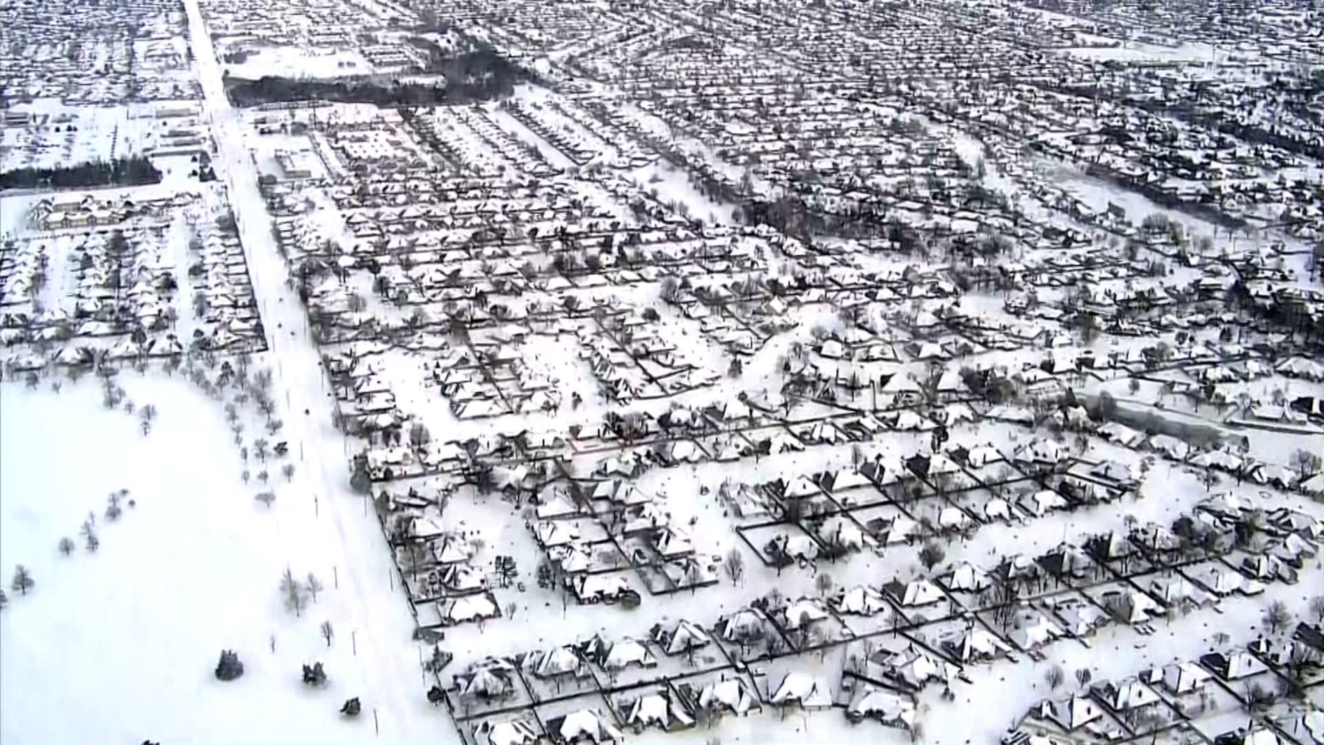 درجات حرارة متجمدة وطرق جليدية ومدن مغطاة بالثلوج.. هذا ما سببته العاصفة الشتوية في أمريكا