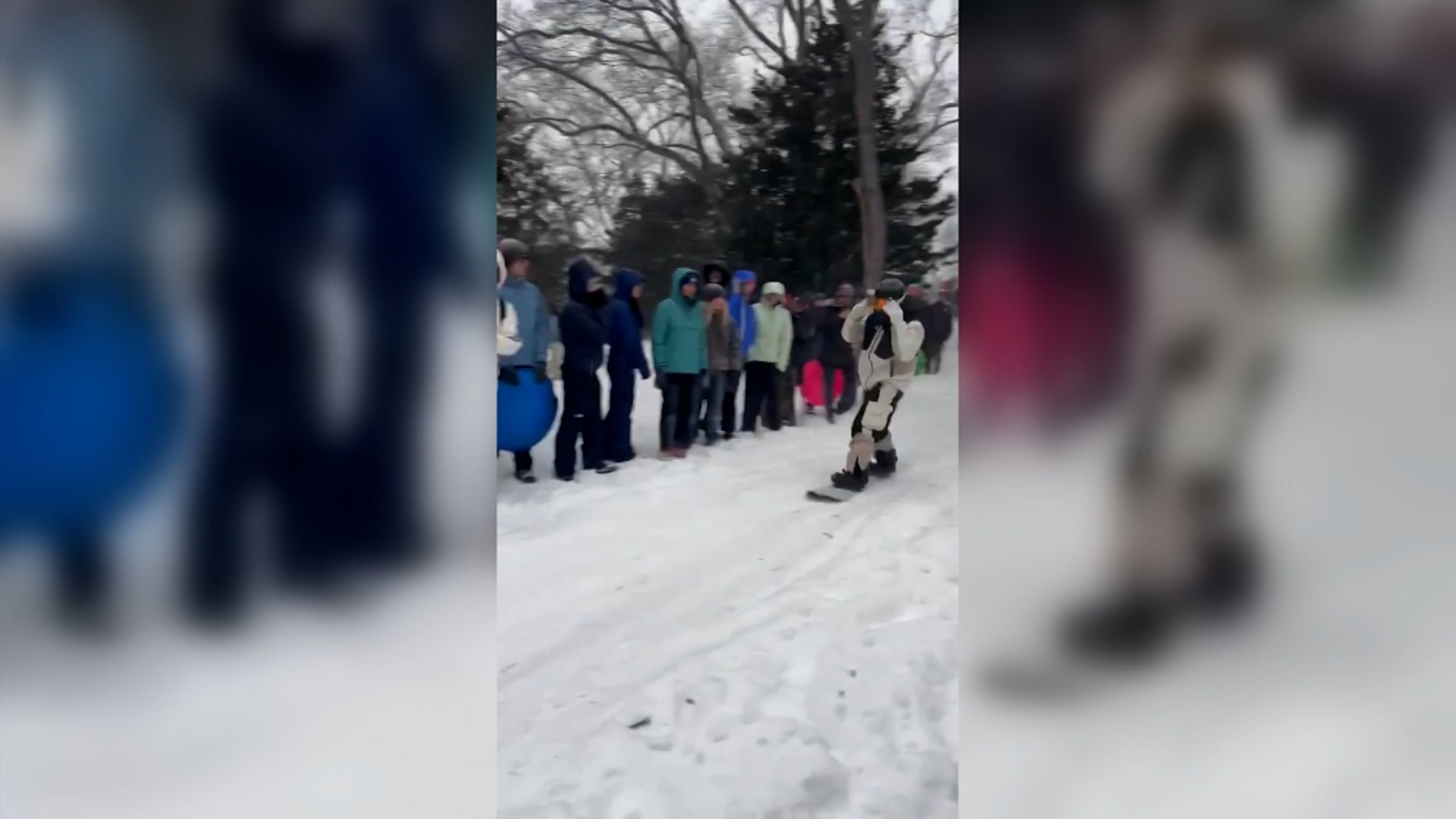 قفزة جريئة.. متزلج أولمبي يحلّق فوق الناس بمدينة نيويورك المغطاة بالثلوج