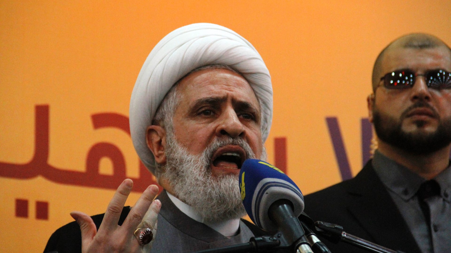 قاسم: الحرب على إيران "قد تشعل المنطقة" وحزب الله "لن يكون حياديًا"