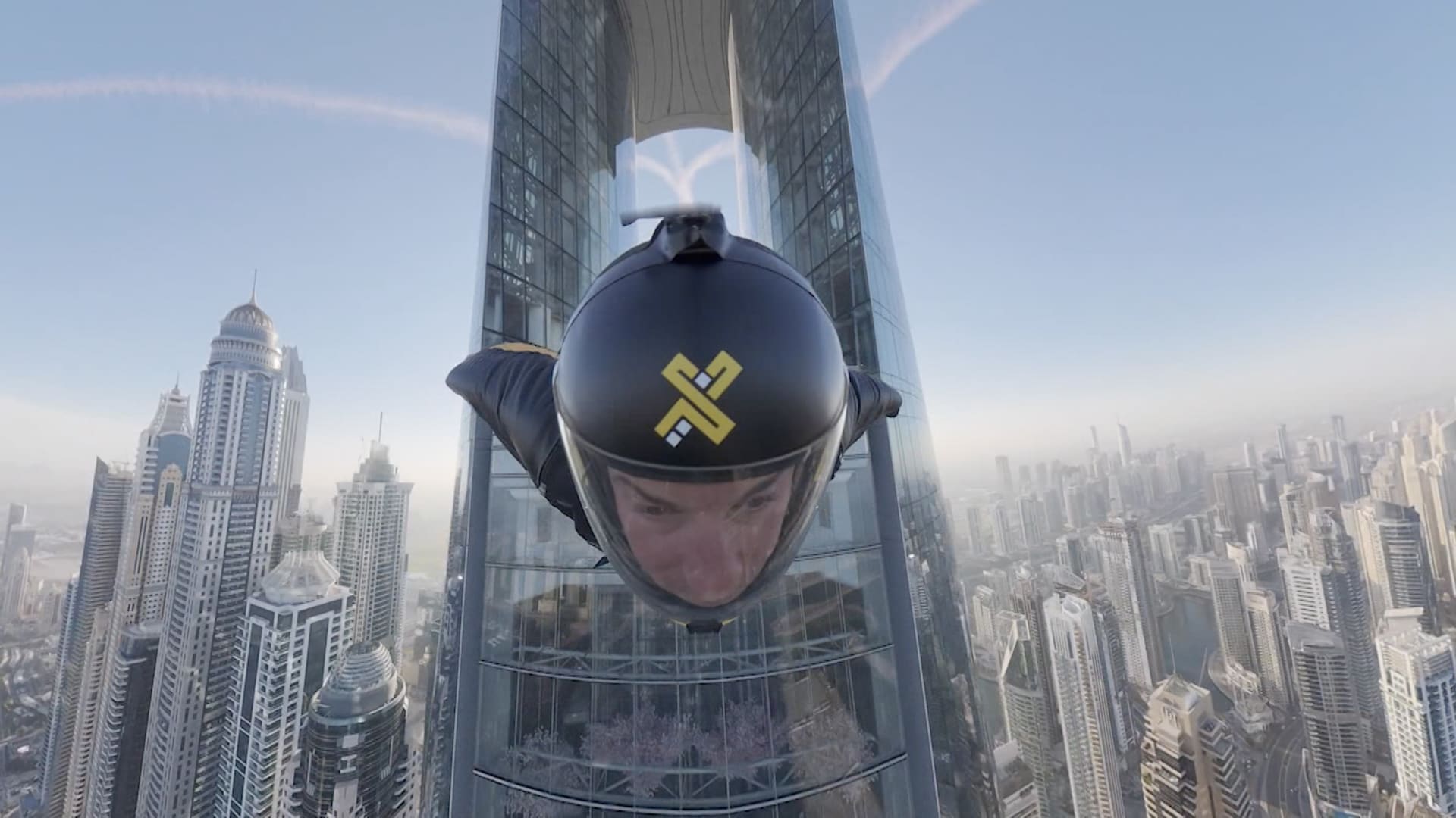 داخل "ثقب الإبرة" في دبي.. 5 أشخاص يقفزون عبر أطول فندق في العالم