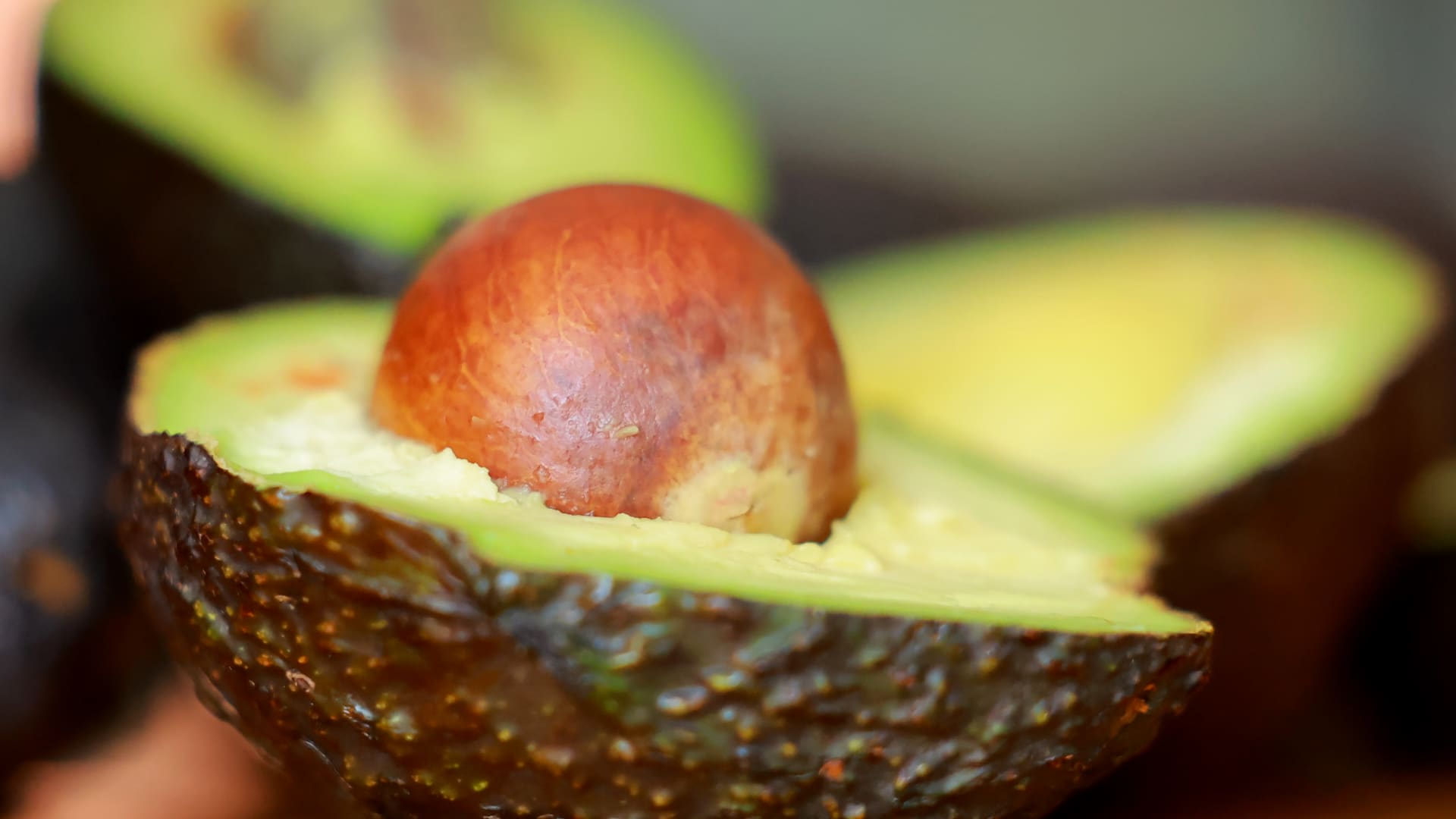 أكثر من 20 نوعًا من الأطعمة تخفف من شعورك بالتوتر..ما هي؟