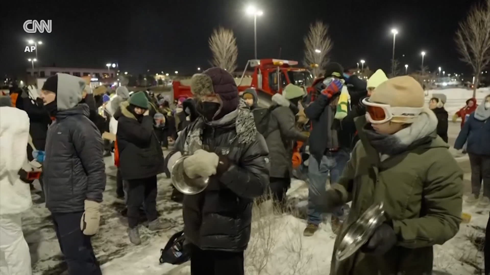 بصفارات وأواني طهي.. محتجون يثيرون ضجيجًا أمام فندق يُعتقد أن مسؤولًا في الهجرة يقيم فيه