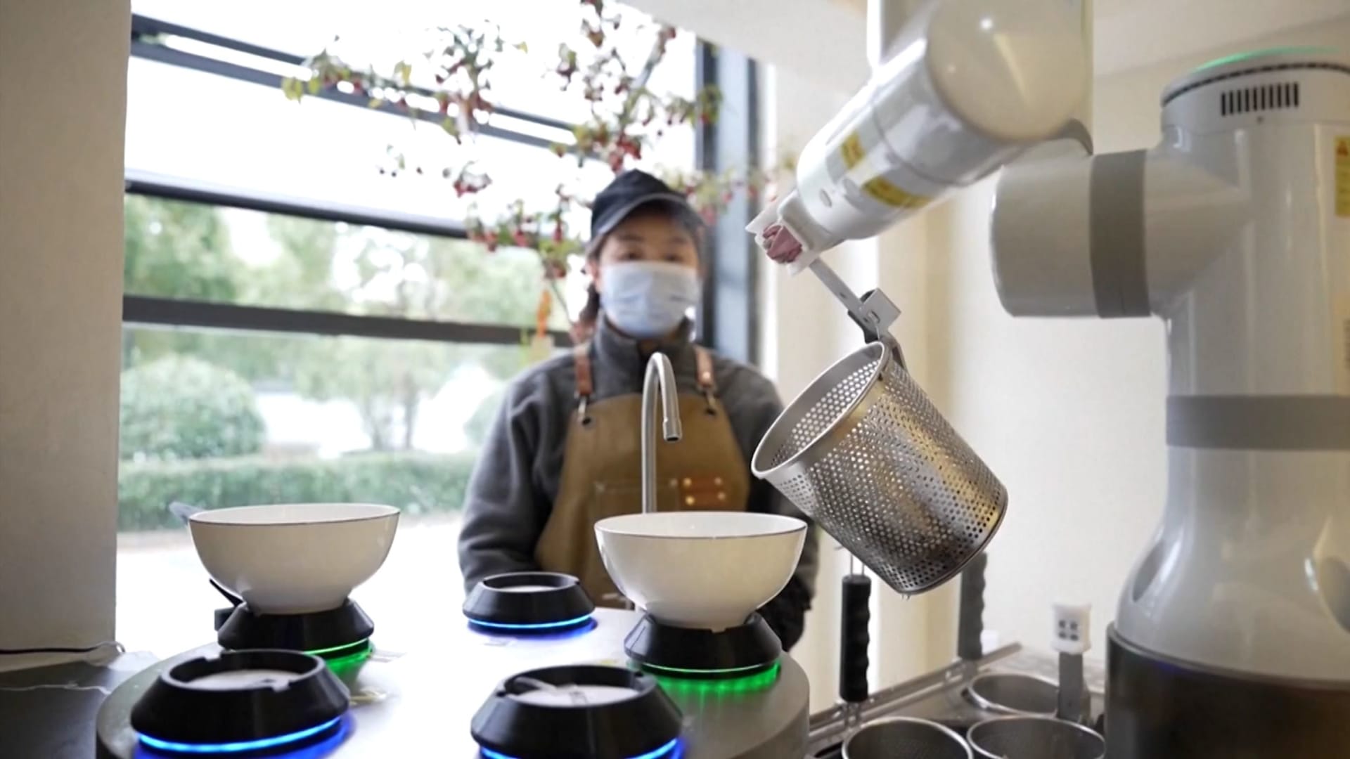 شاهد كيف تدير هذه الروبوتات مطعمًا في الصين؟