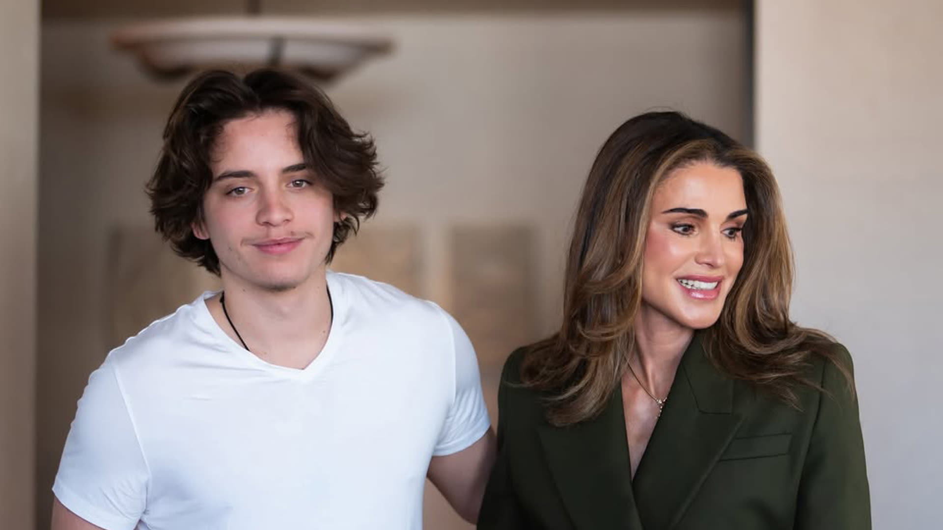 مع اقتراب عيد ميلاده الـ21.. الملكة رانيا في صورة مع ابنها الأمير هاشم بن عبدالله في واشنطن