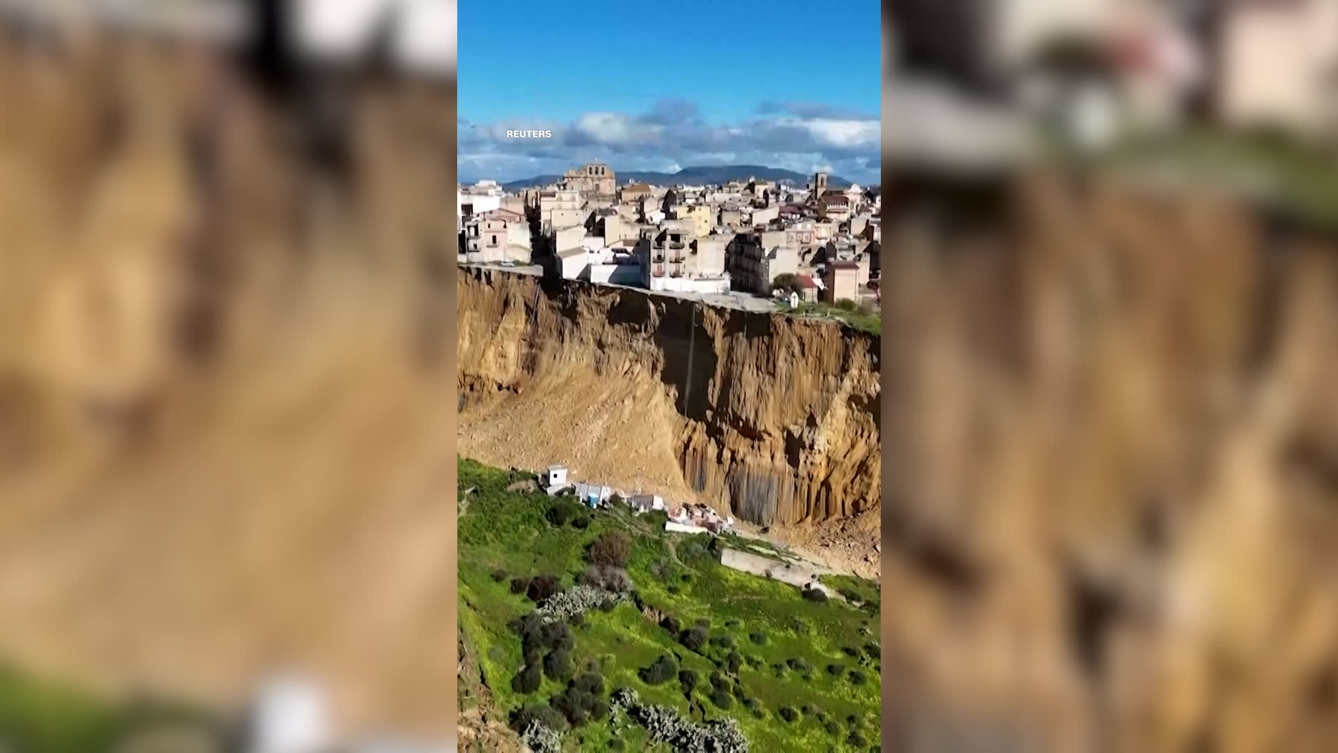 مشهد مرعب.. انهيار أرضي يترك بلدة إيطالية على حافة جرف ويهدد بابتلاعها