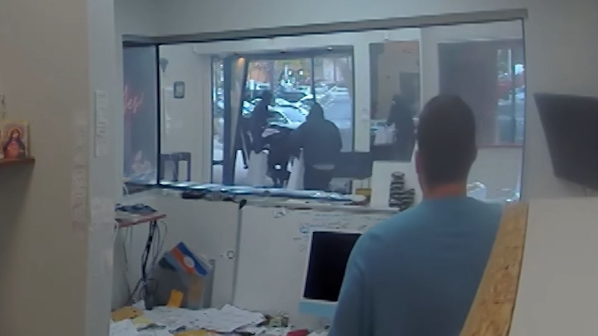 كاميرات مراقبة توثق لحظة السطو على متجر مجوهرات في كاليفورنيا