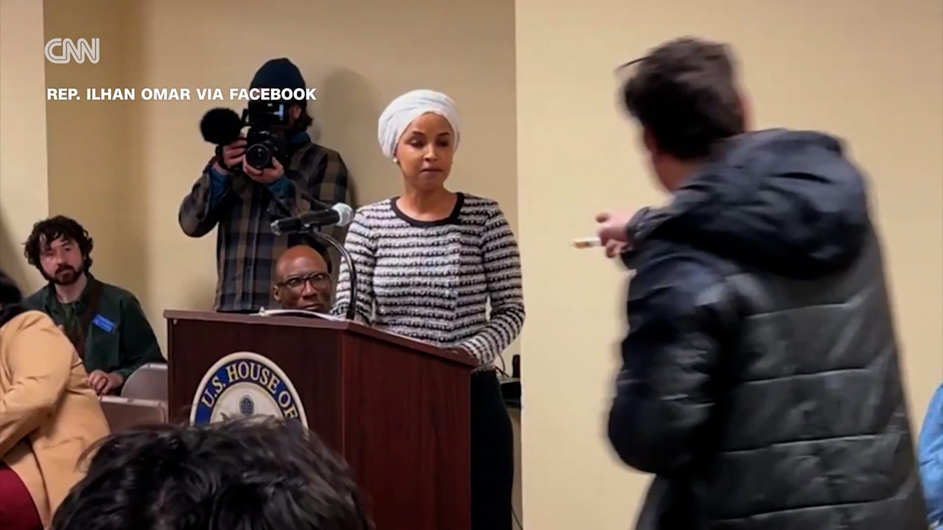 أشعل غضبها.. شاهد رجلًا يرش المشرعة إلهان عمر بمادة مجهولة في خطابها