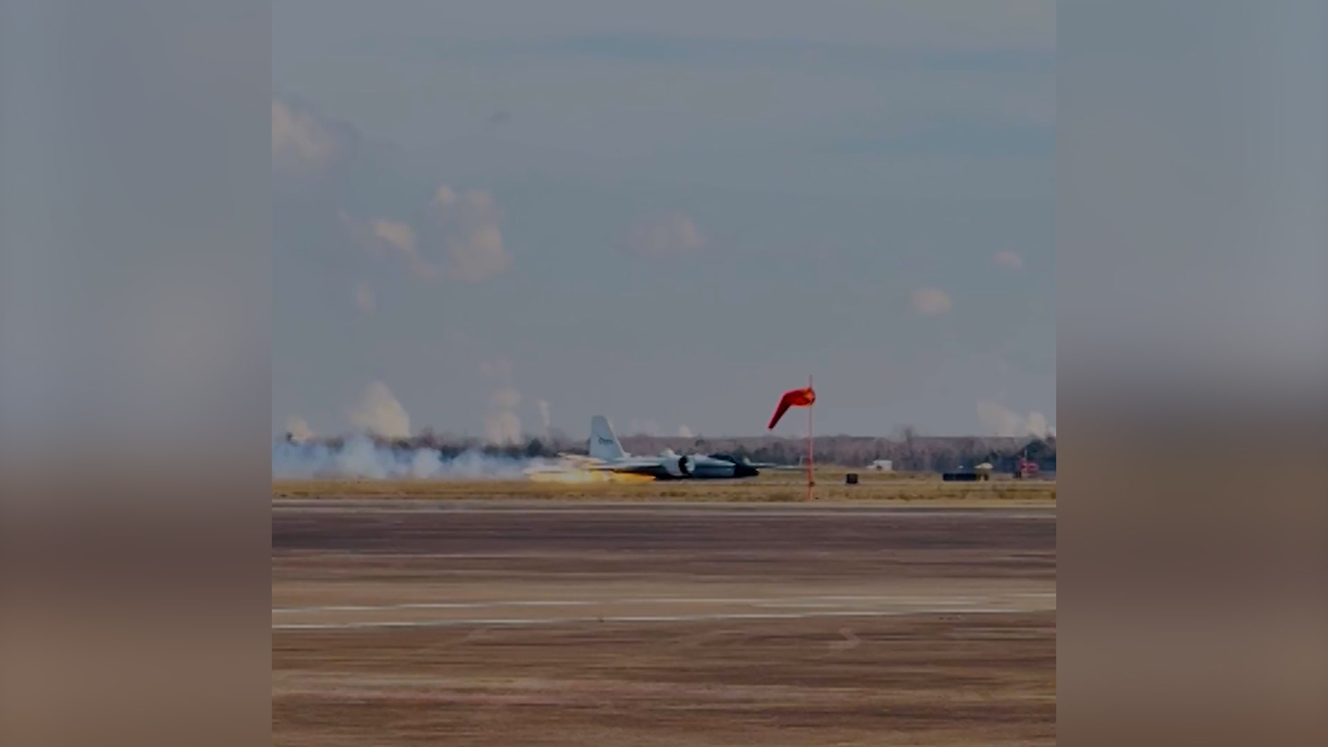 شاهد.. طائرة تابعة لوكالة ناسا تهبط على بطنها بلا عجلات في مطار