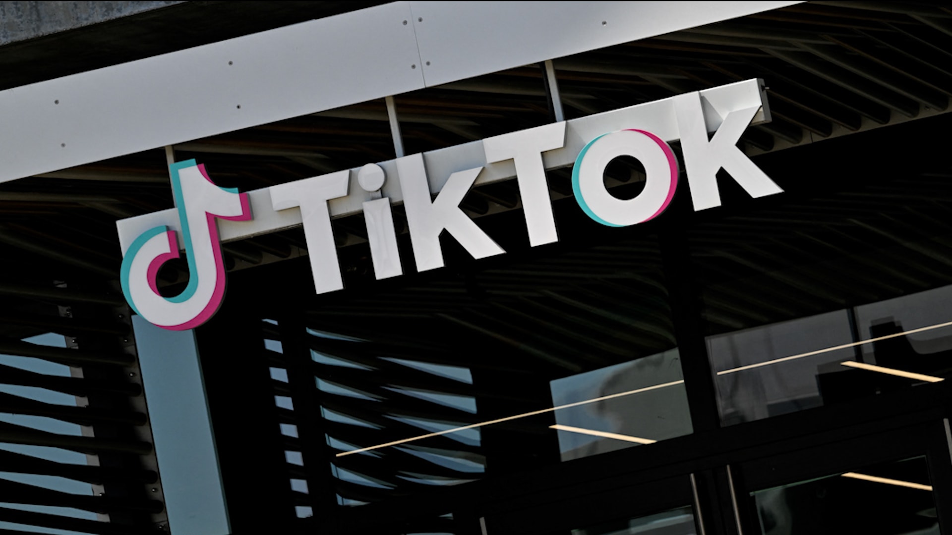 اتهامات لتيك توك بحجب المحتوى المناهض لإدارة الهجرة في أمريكا