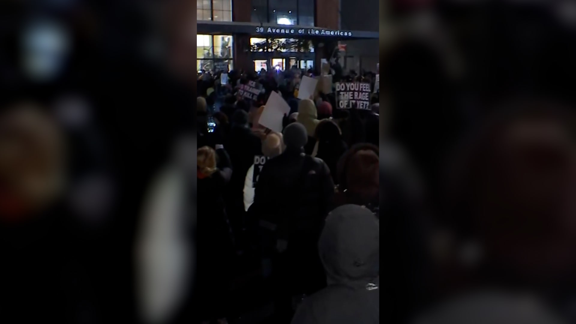 شاهد رد فعل محتجين أمام فندق ظنّوا أن داخله ضباطا من الهجرة في نيويورك