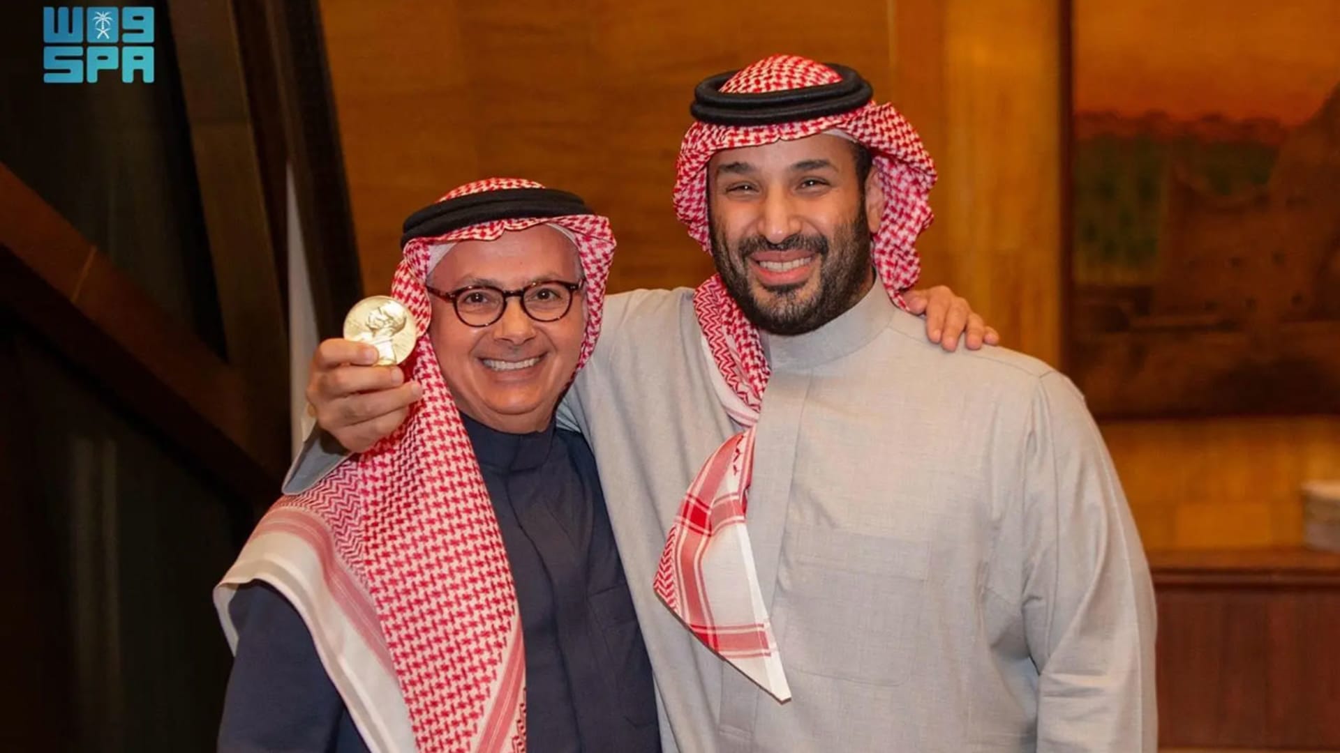 بصورة مع ميدالية نوبل.. محمد بن سلمان يلتقي عمر ياغي الفائز بالجائزة عام 2025