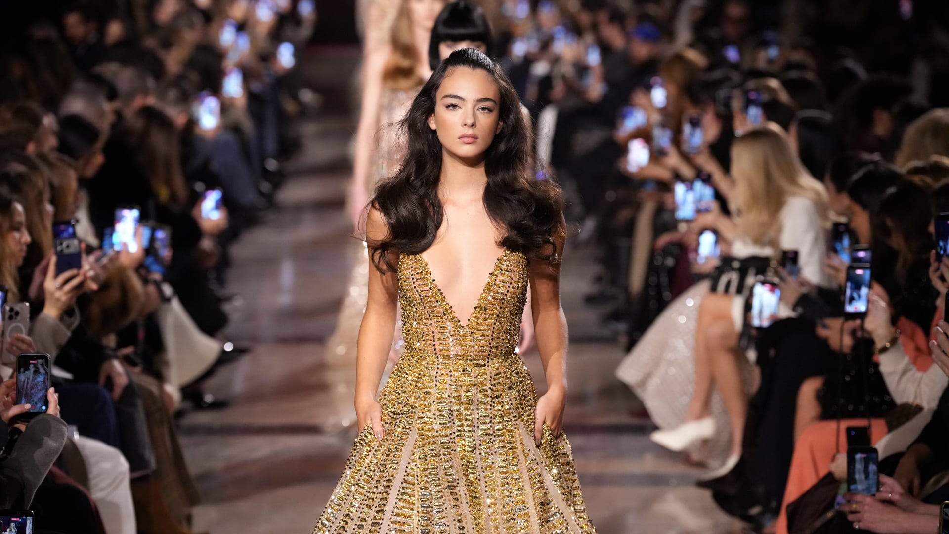 ابنة مونيكا بيلوتشي تسرق الأضواء على منصة إيلي صعب في أسبوع باريس