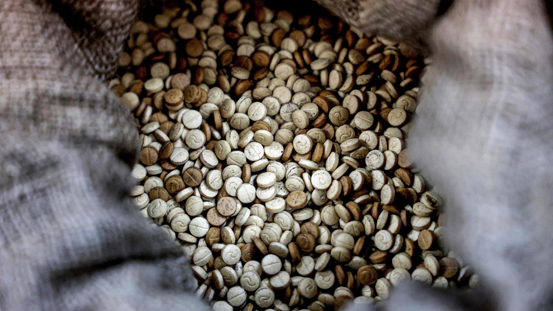 داخلية السعودية تكشف عن مساهمتها بضبط معمل لتصنيع مخدرات في لبنان