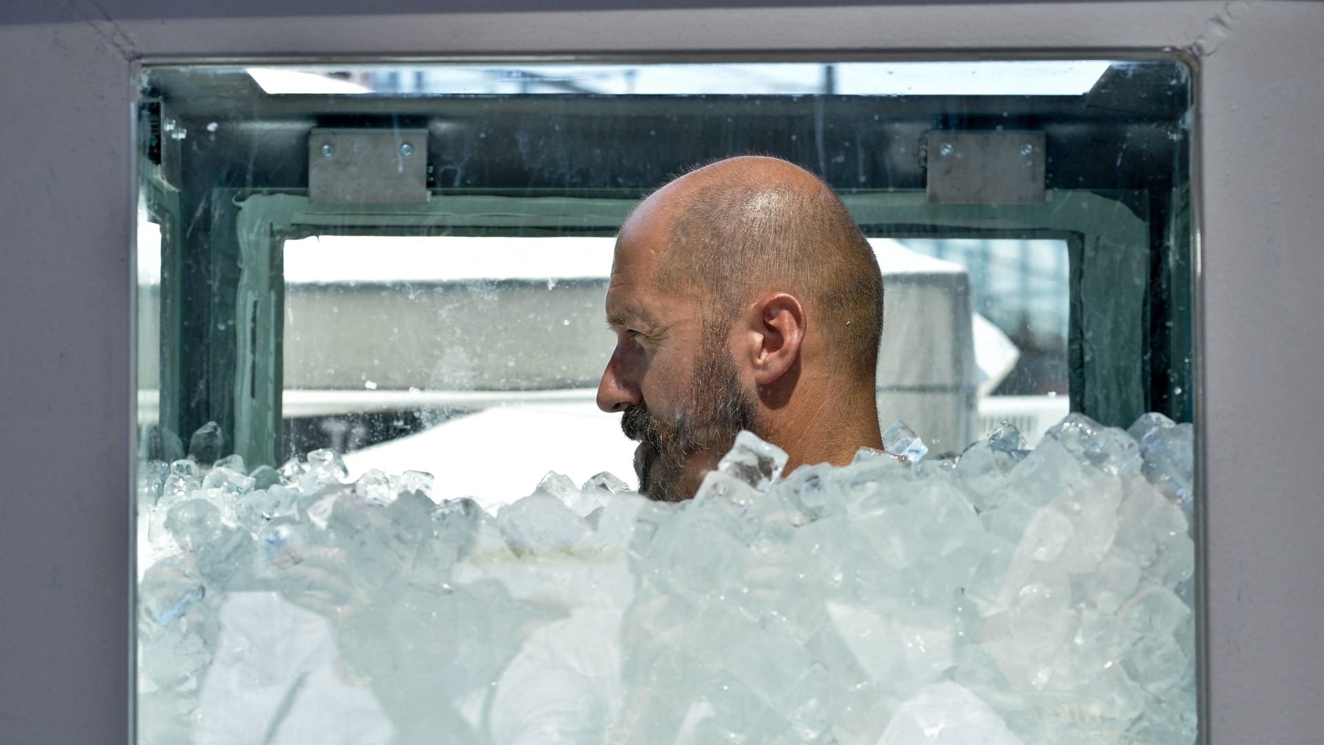 مكعبات الثلج على البشرة..صيحة فعّالة أم خدعة مؤقتة؟