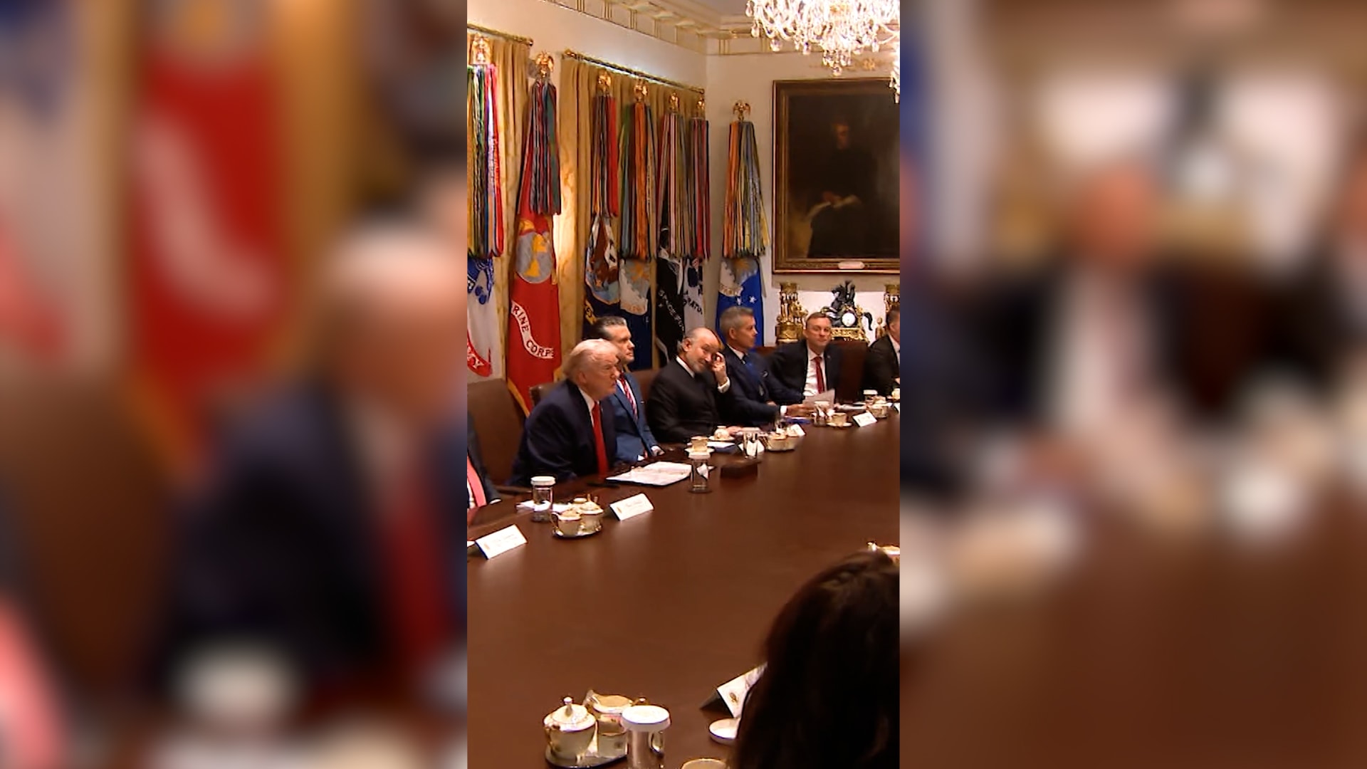 مراسلة CNN ترصد تصرفًا نادرًا لترامب خلال اجتماع مجلس الوزراء