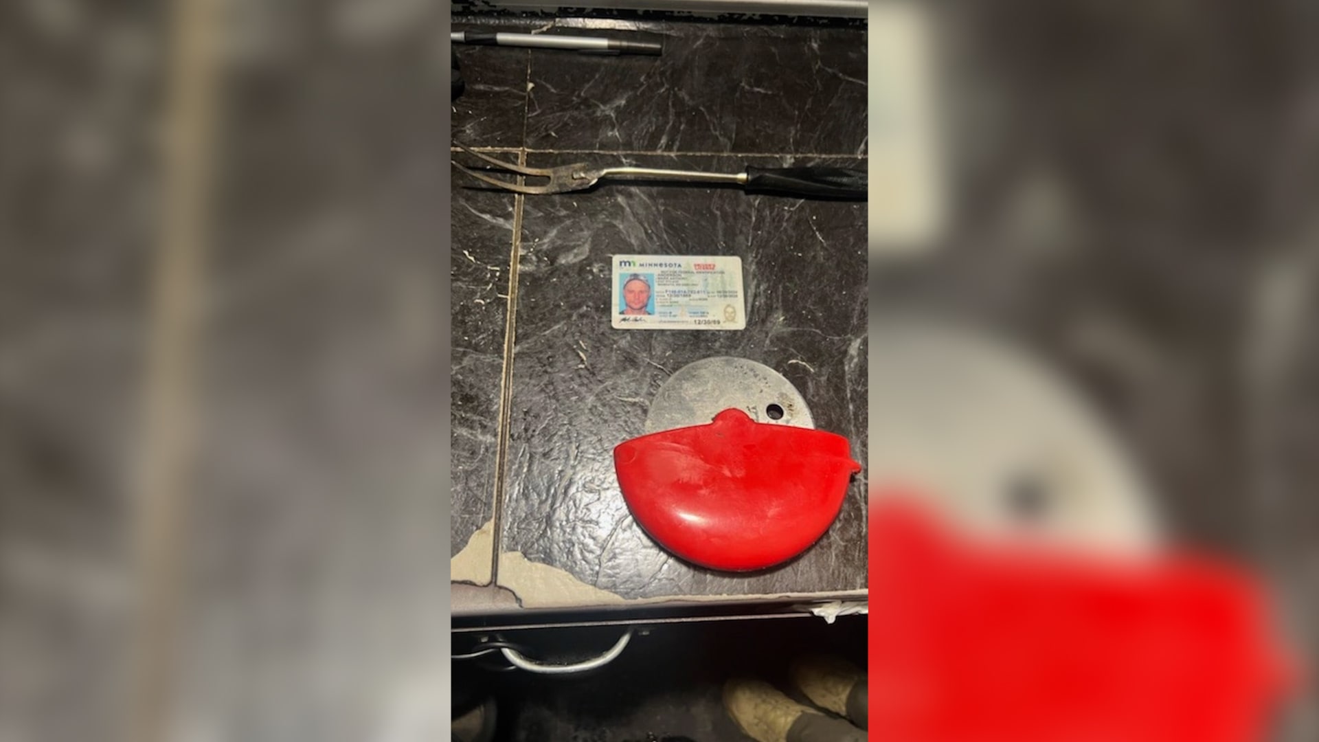 بشوكة شواء وقطاعة بيتزا.. رجل يتقمص دور عميل FBI لإنقاذ متهم بالقتل