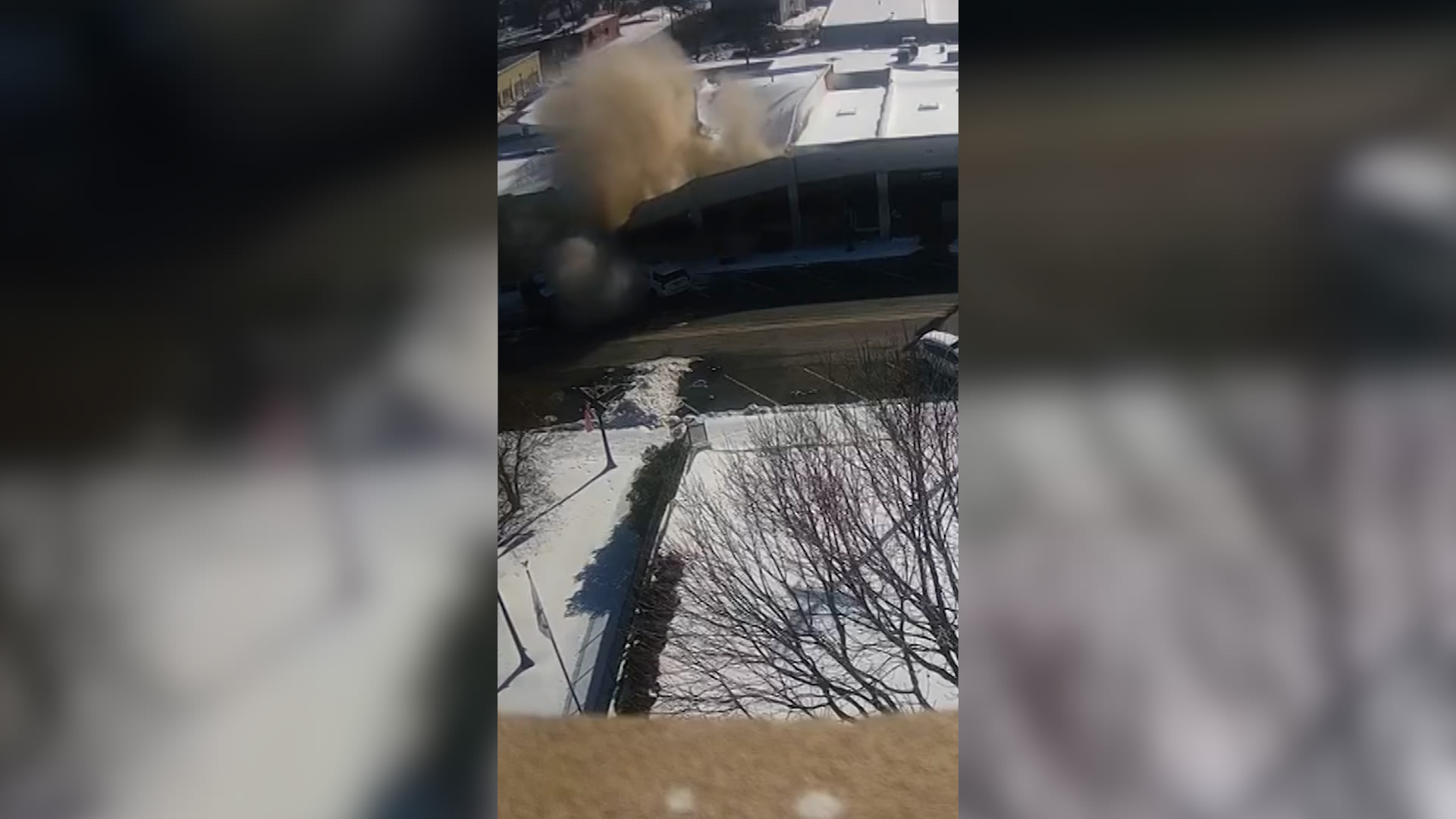 لحظة انهيار سقف مبنى في أركنساس بسبب تراكم الثلوج