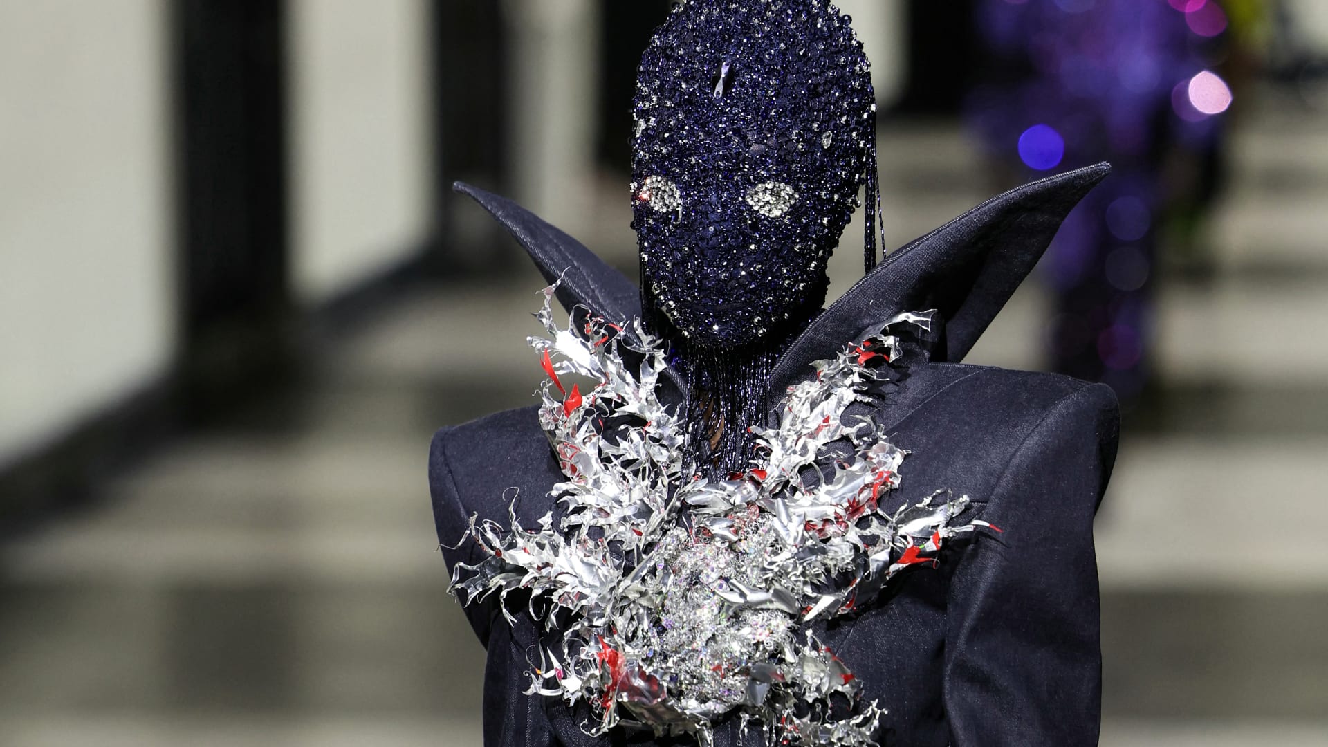 أقنعة مخيفة وغامضة.. عرض أزياء يثير الذعر في باريس