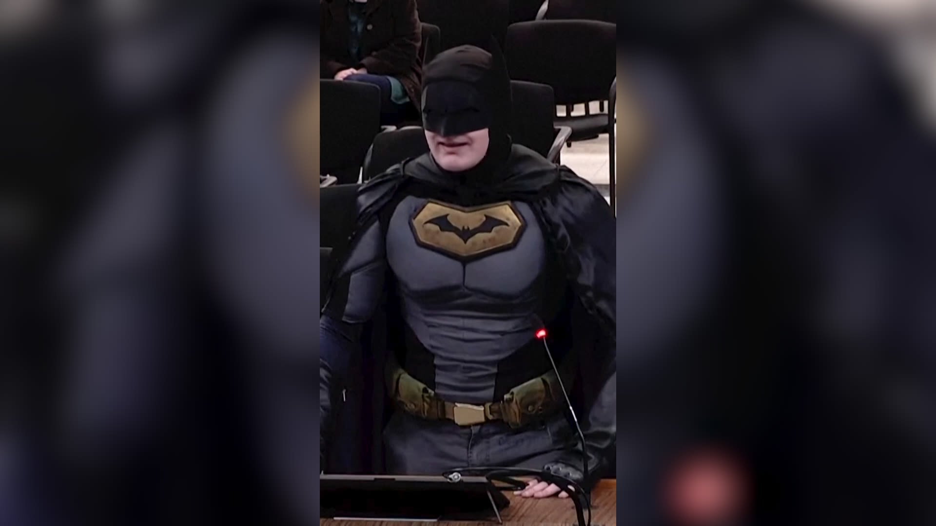 "باتمان" يظهر في مجلس مدينة بكاليفورنيا.. ويطالب بعدم دعم عملاء الهجرة