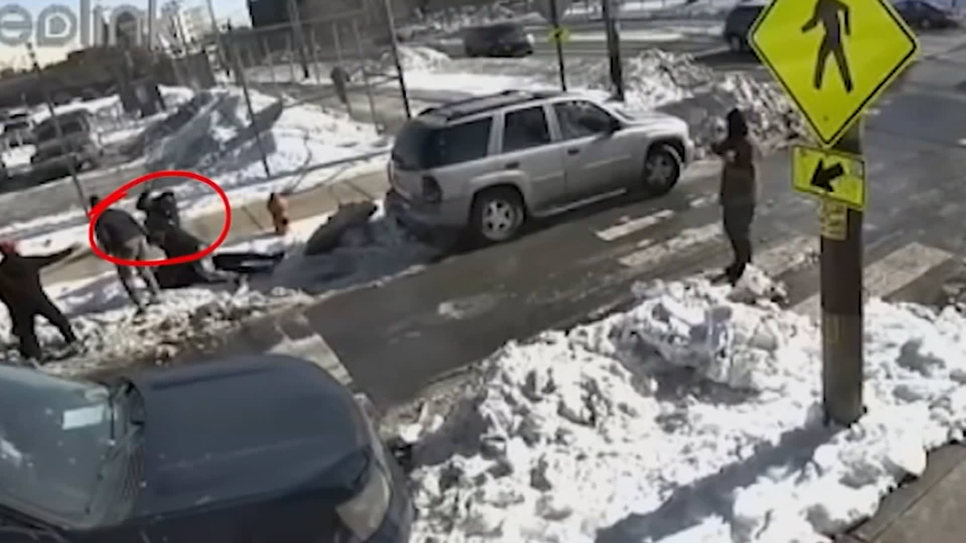 استُخدم فيه سكين ومسدس.. شجار شخصين على موقف سيارة بأمريكا يصيب أحدهما بجروح بالغة