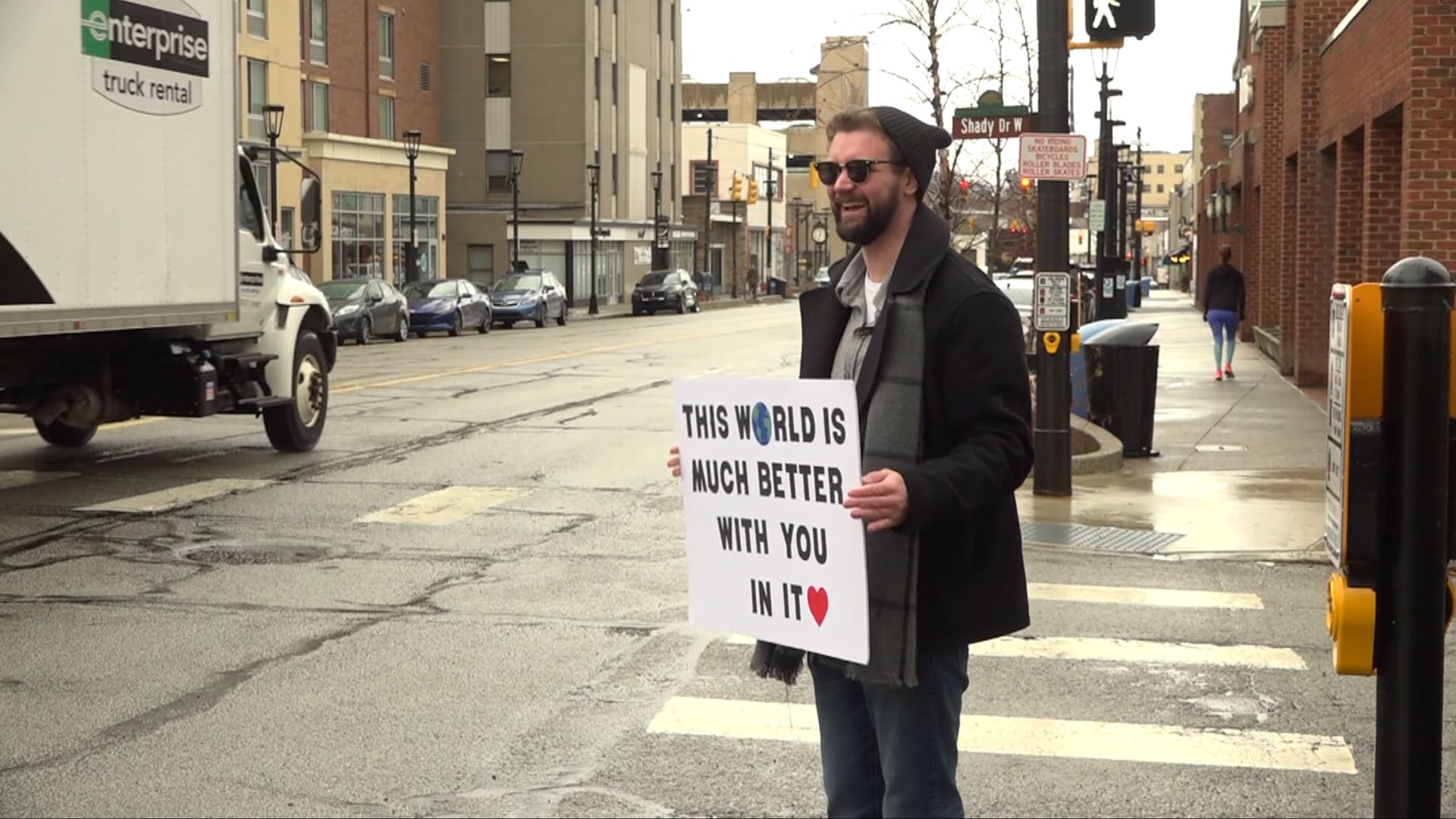 "العالم مكان أفضل بوجودك فيه".. هكذا يحاول أمريكي نشر الأمل في مدينته