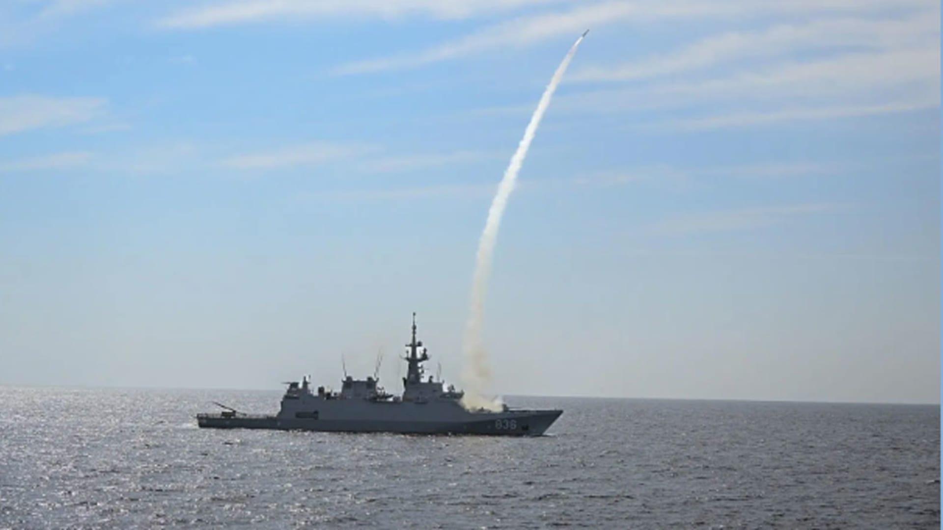 بالصور.. البحرية السعودية ونظيرتها العُمانية تنفذان رميا بصواريخ حيّة بتدريبات عسكرية