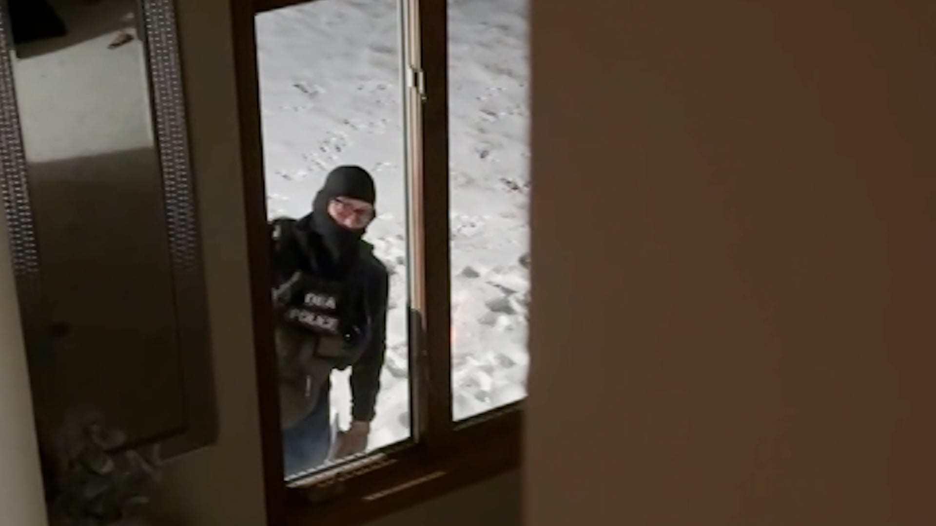 صحفية توثق لحظة اعتقالها من منزلها بعد تصويرها احتجاجا في كنيسة بمنيسوتا