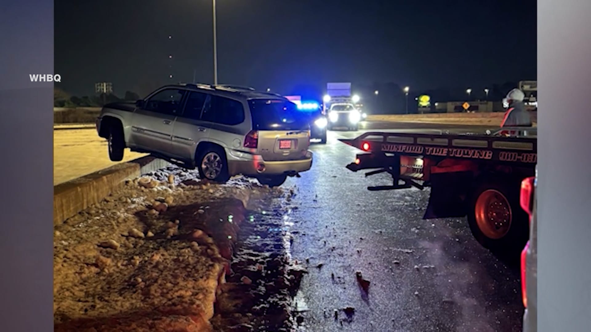 سائقة تفقد السيطرة على مركبتها وتستقر على حافة جسر.. شاهد ما حدث