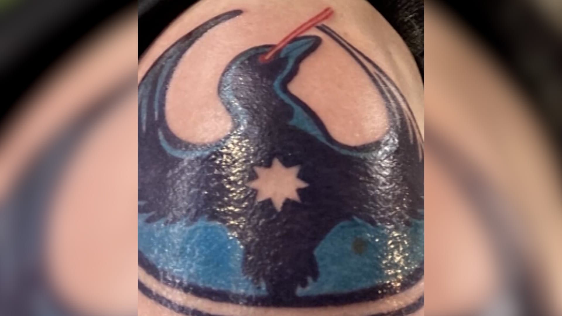 شاهد.. وشم "أيقوني" يصبح رمزًا للمتظاهرين المناهضين لإدارة الهجرة والجمارك الأمريكية