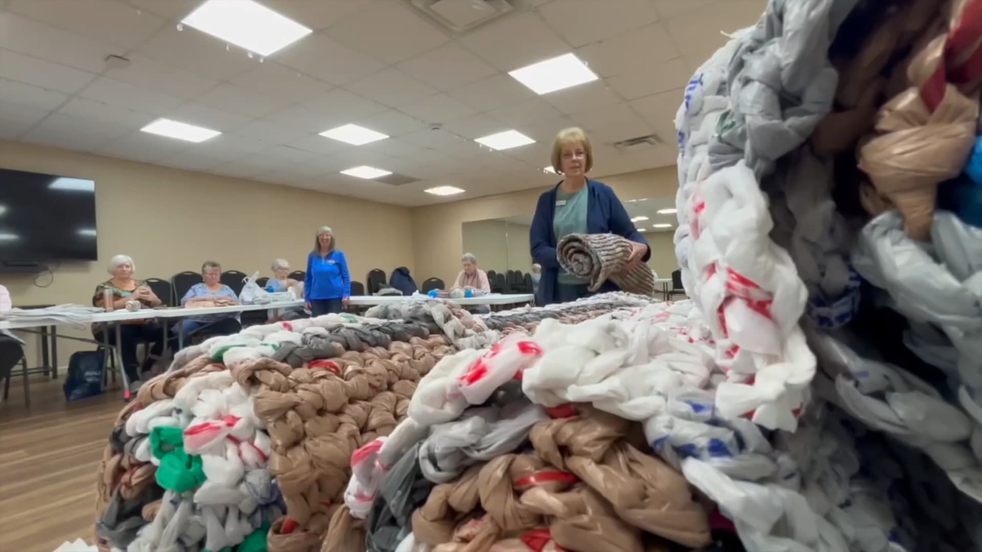 سنوات التقاعد في خدمة الآخرين.. نساء يحوّلن أكياس البلاستيك إلى "حصائر حب" للمشرّدين