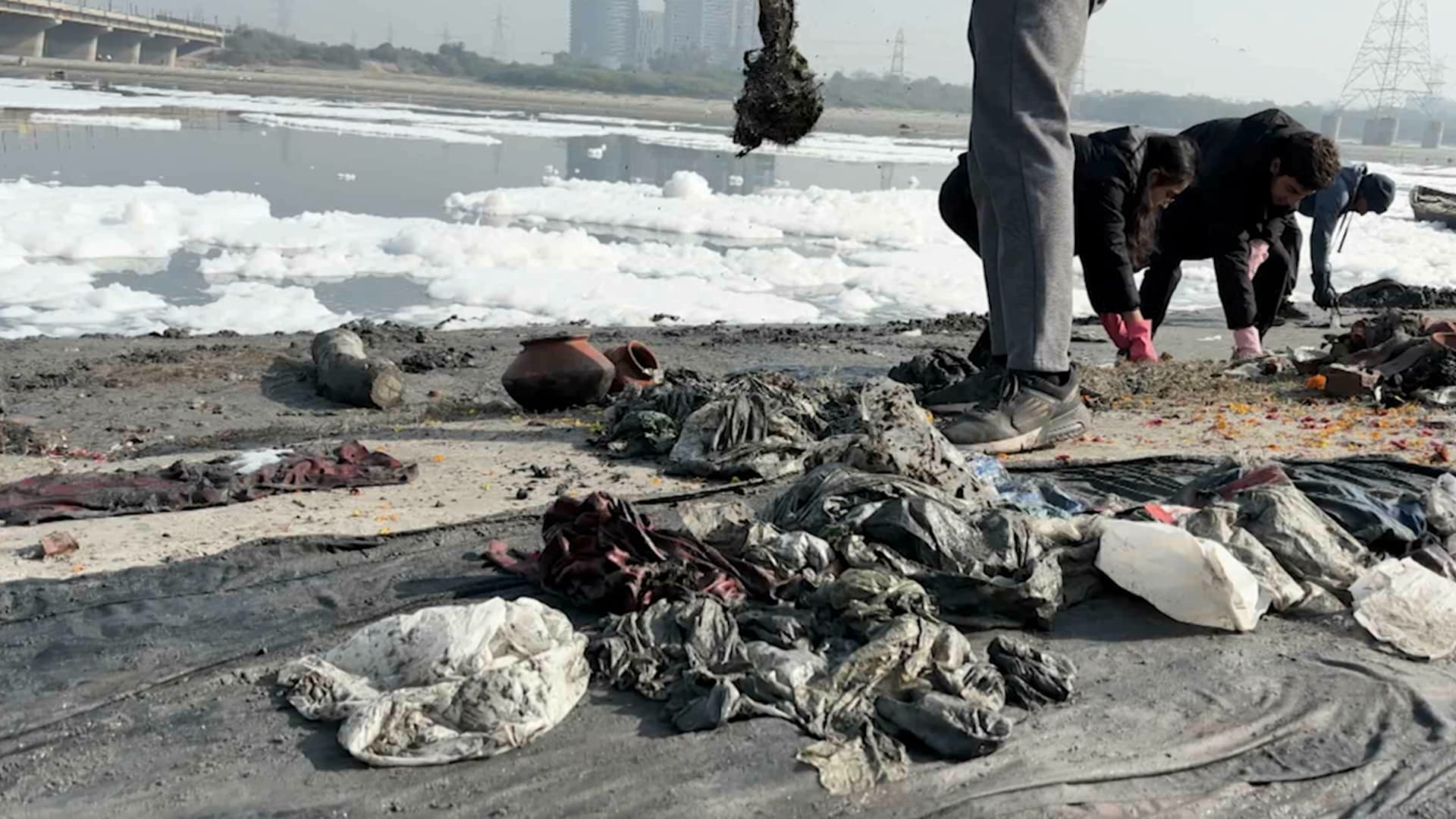 "رغوة سامة" بنهر مقدس في الهند تتسبب بانقطاع المياه عن دلهي