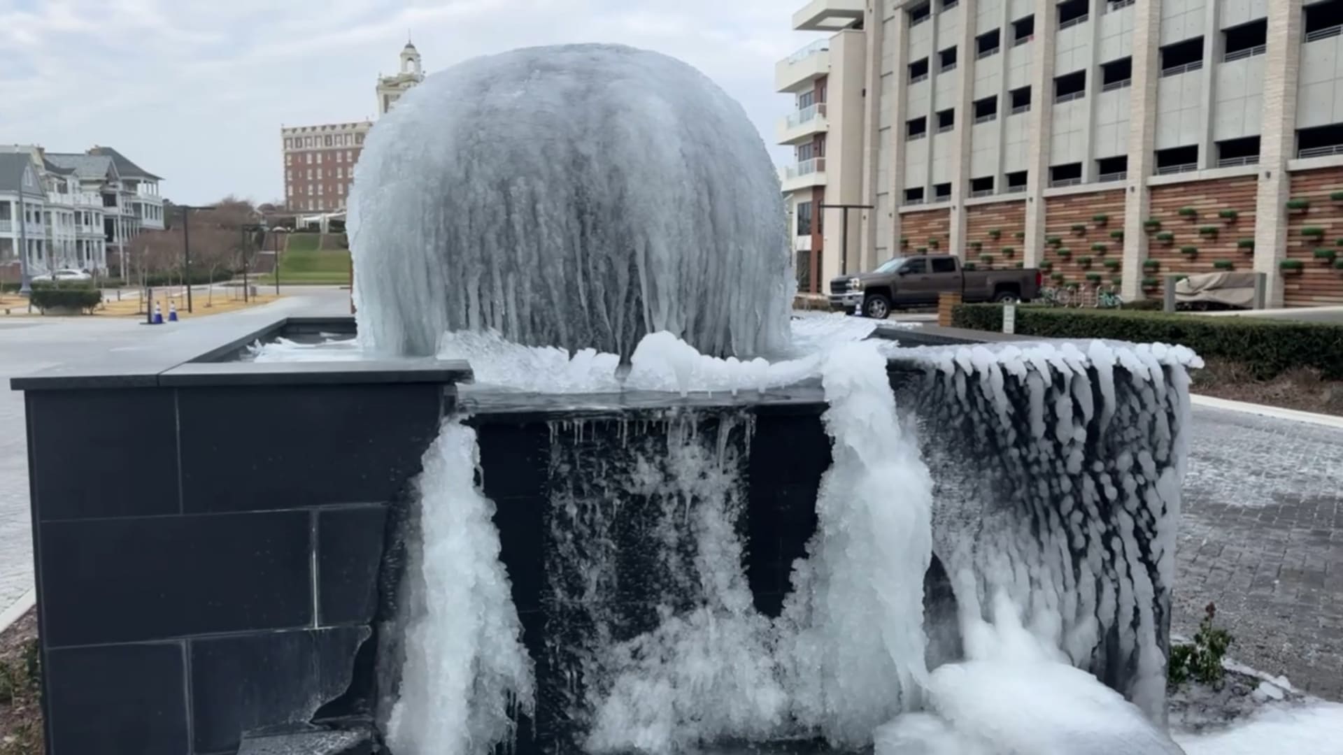 صقيع شديد يُحول نافورة مياه إلى جليد بأمريكا.. وكاميرا CNN توثق المشهد