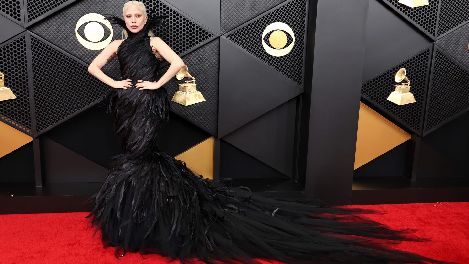 تشابل روان تثير ضجة بفستان يتدلى من الصدر على السجادة الحمراء لحفل جوائز غرامي