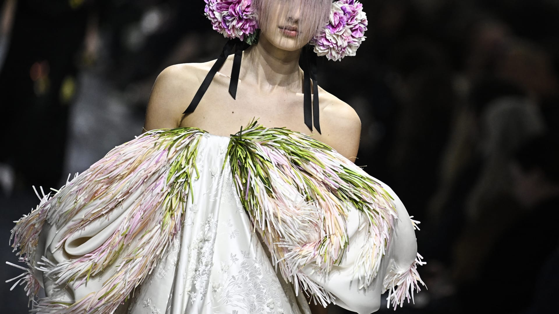 صيحات موضة تتجاوز الواقع في أسبوع باريس للأزياء الراقية