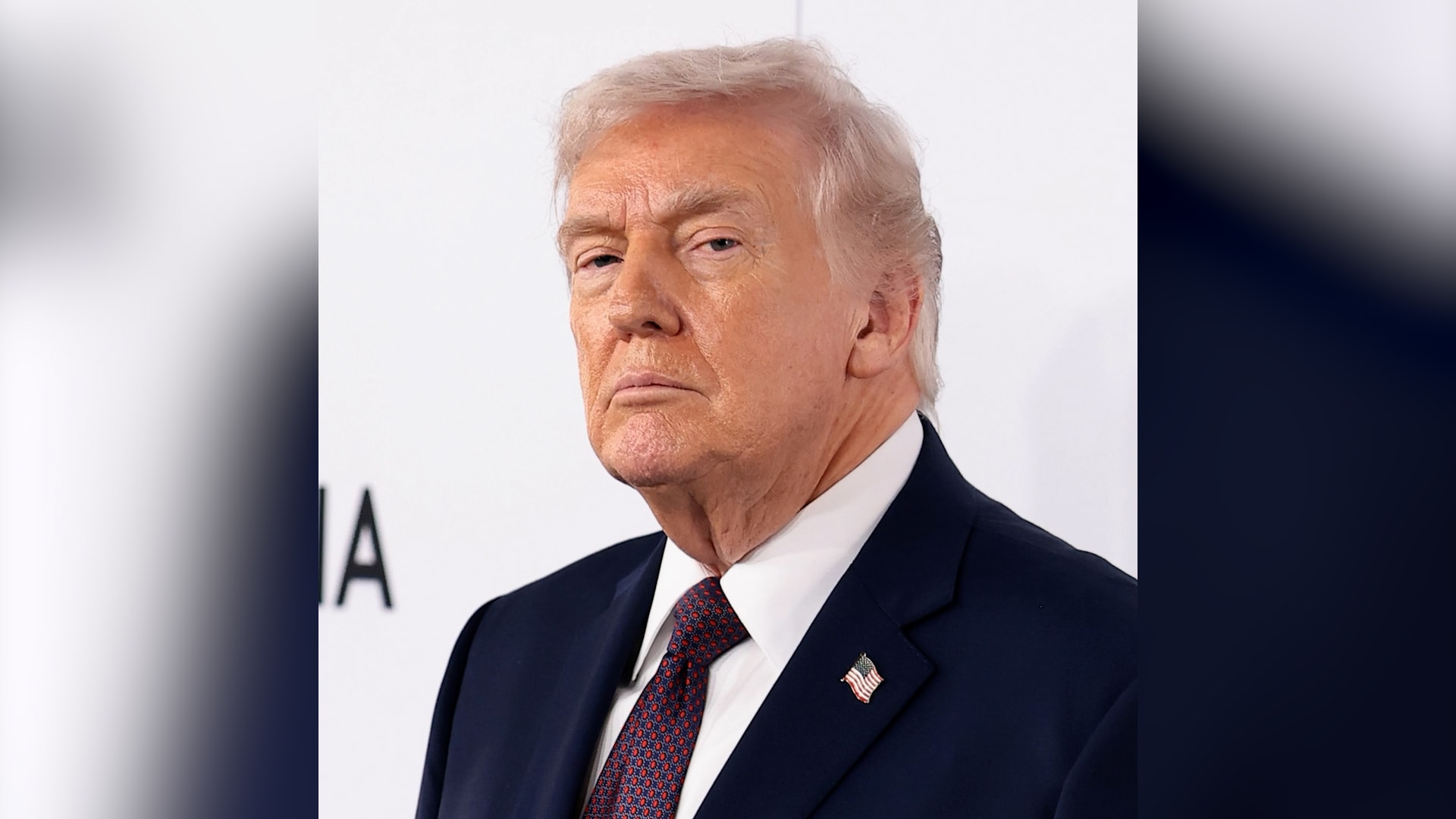 دعوی ترامب بـ10 مليارات دولار تثير جدلا قانونيا وسياسيا.. ومراسل CNN يُعلق عليها