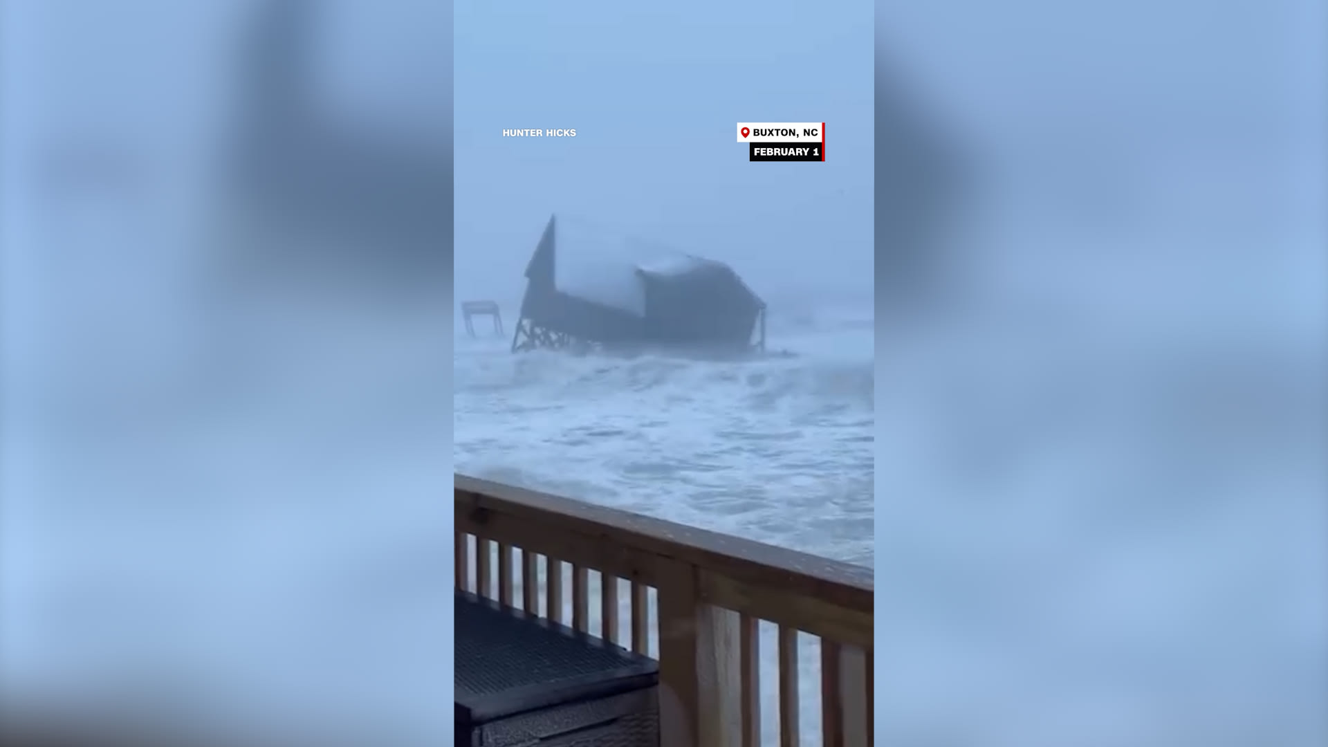 كاميرا ترصد انهيار منزل في المحيط الأطلسي إثر "إعصار القنبلة".. إليكم ما حدث