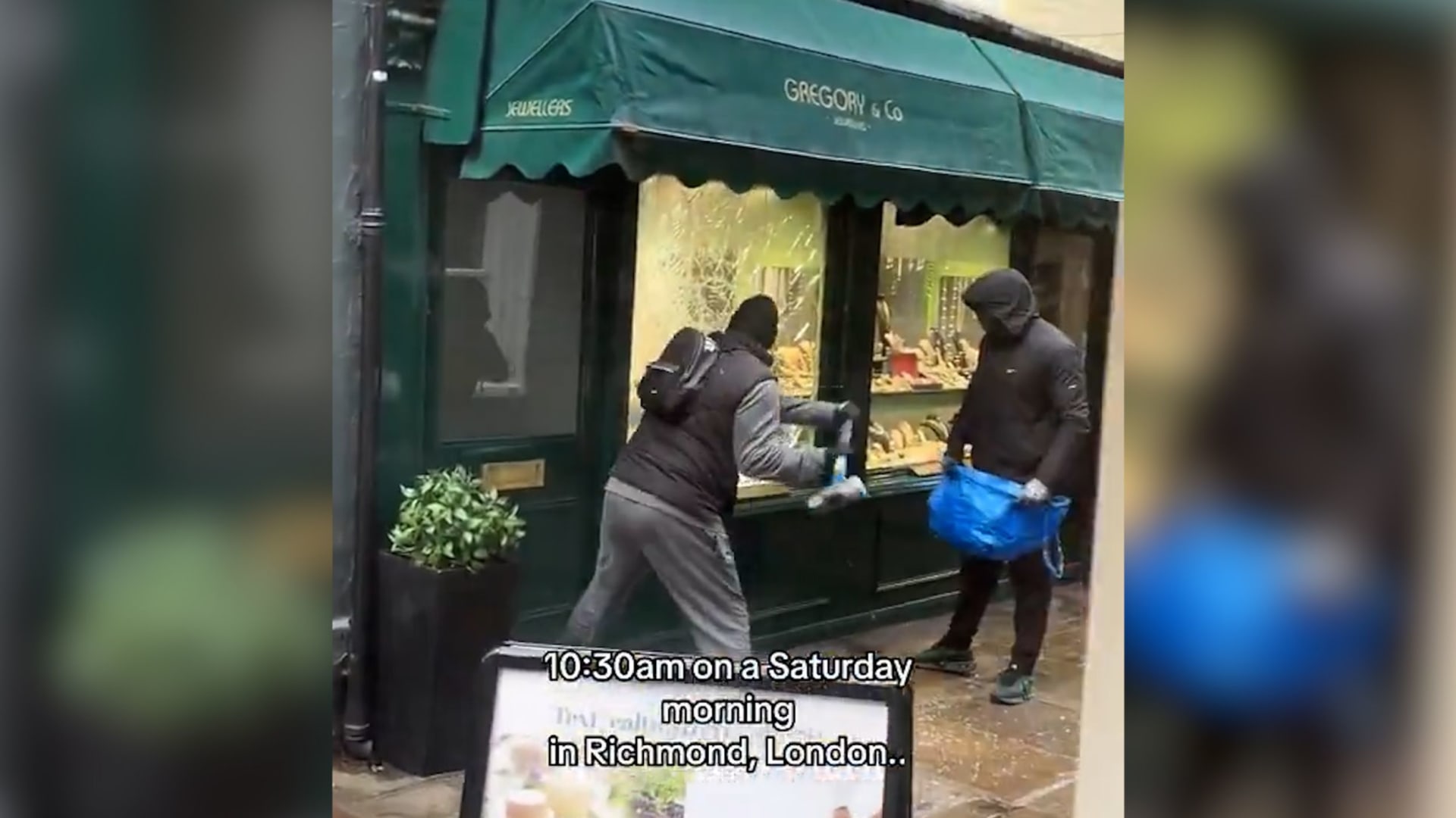 شاهد لصين مسلحين يحطمان نافذة متجر لسرقة مجوهراته في وضح النهار بلندن