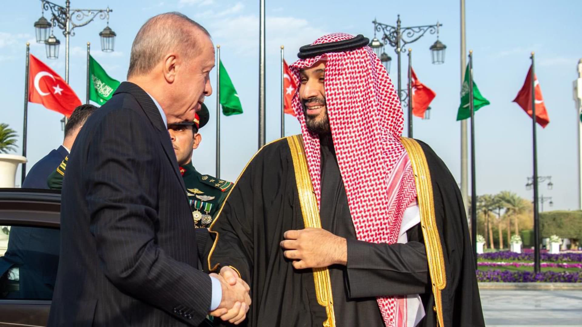 السعودية.. ميكروفون يلتقط جملة محمد بن سلمان إلى أردوغان باستقبال الرياض