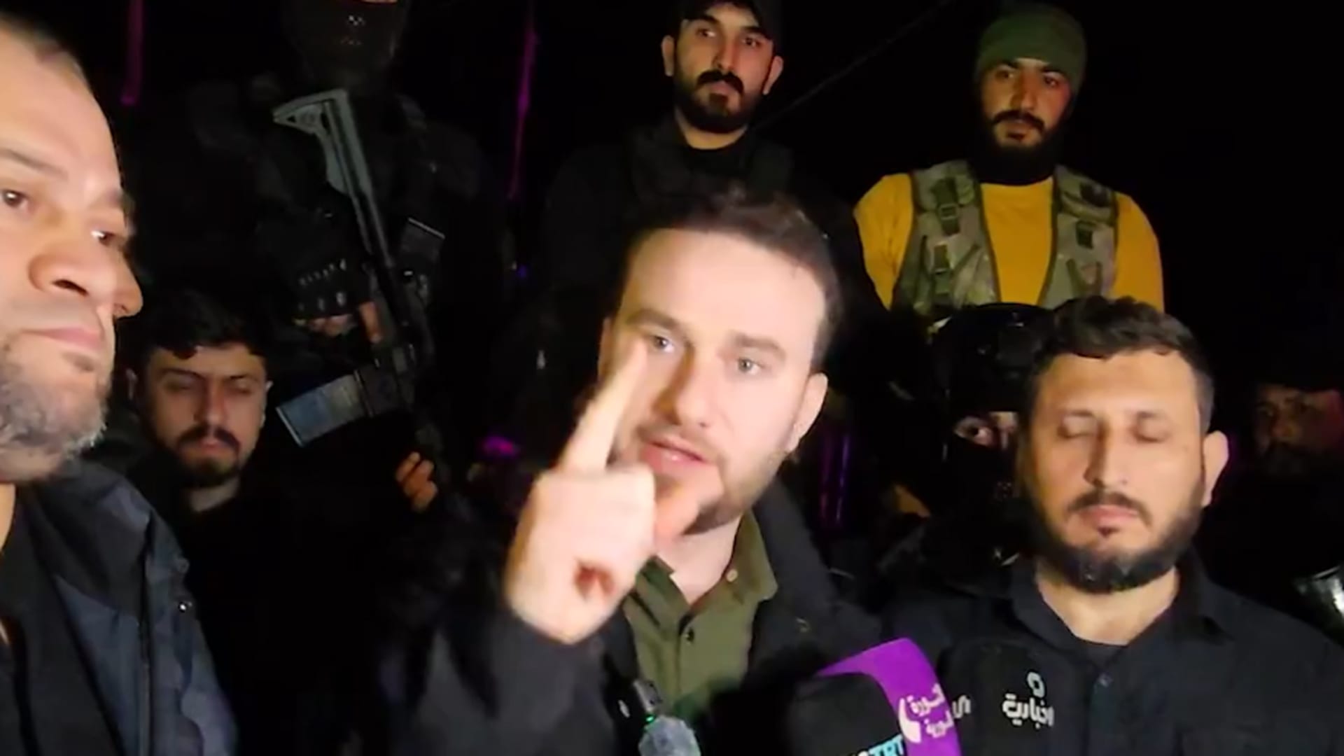 سوريا.. فيديو رفع السبابة عند دخول القامشلي ورد برفع إصبعين توضحه الداخلية